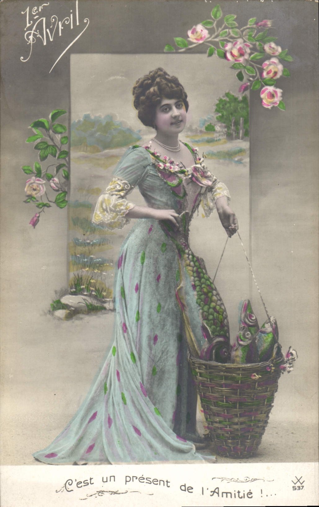 Femme en robe à pois tenant un panier de poissons — 1er Avril — éditeur X, n° 537