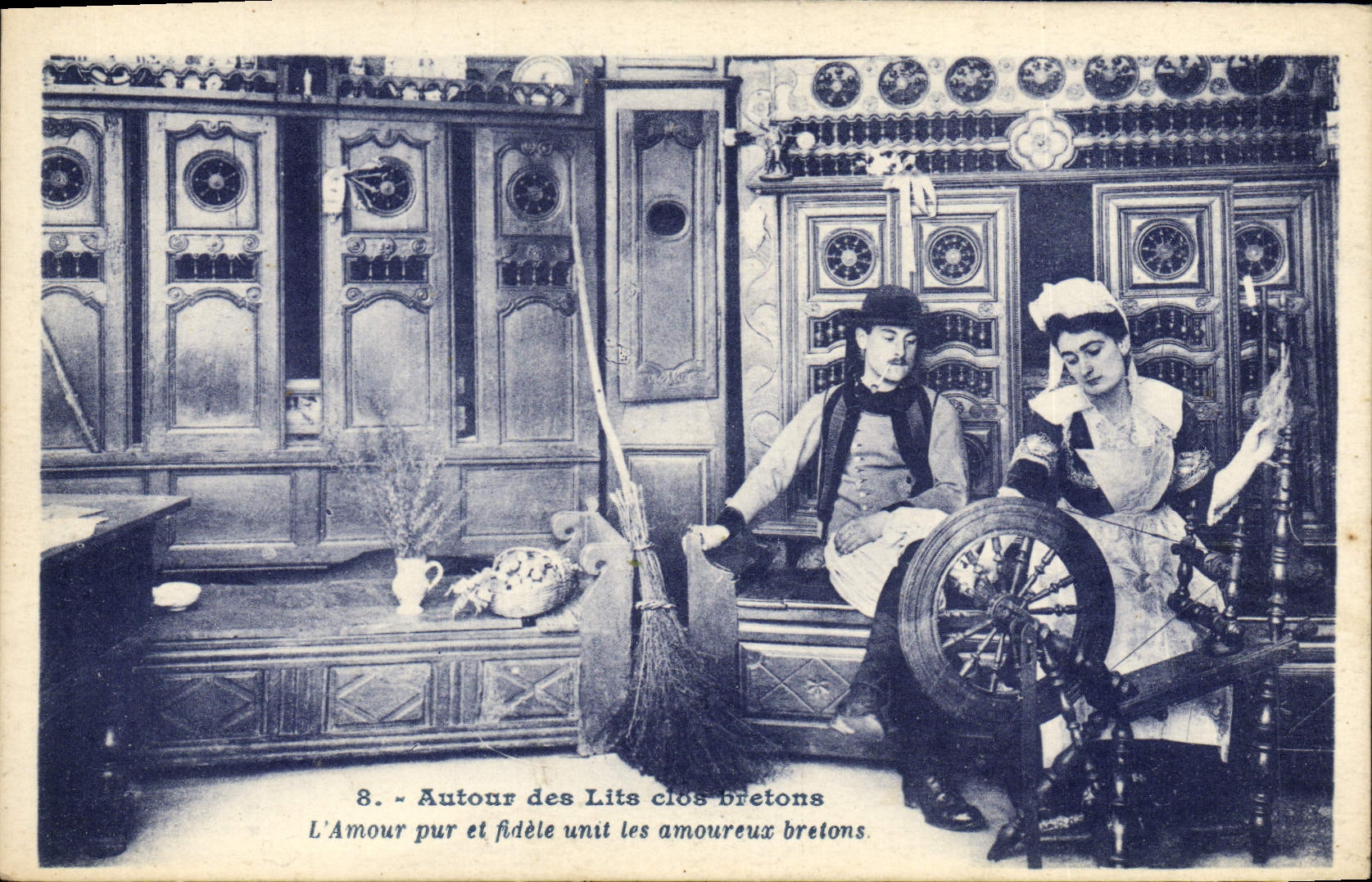 CPA Folklore Bretagne Autour des Lits Clos L'amour pur et fidele unit les amoureux bretons 