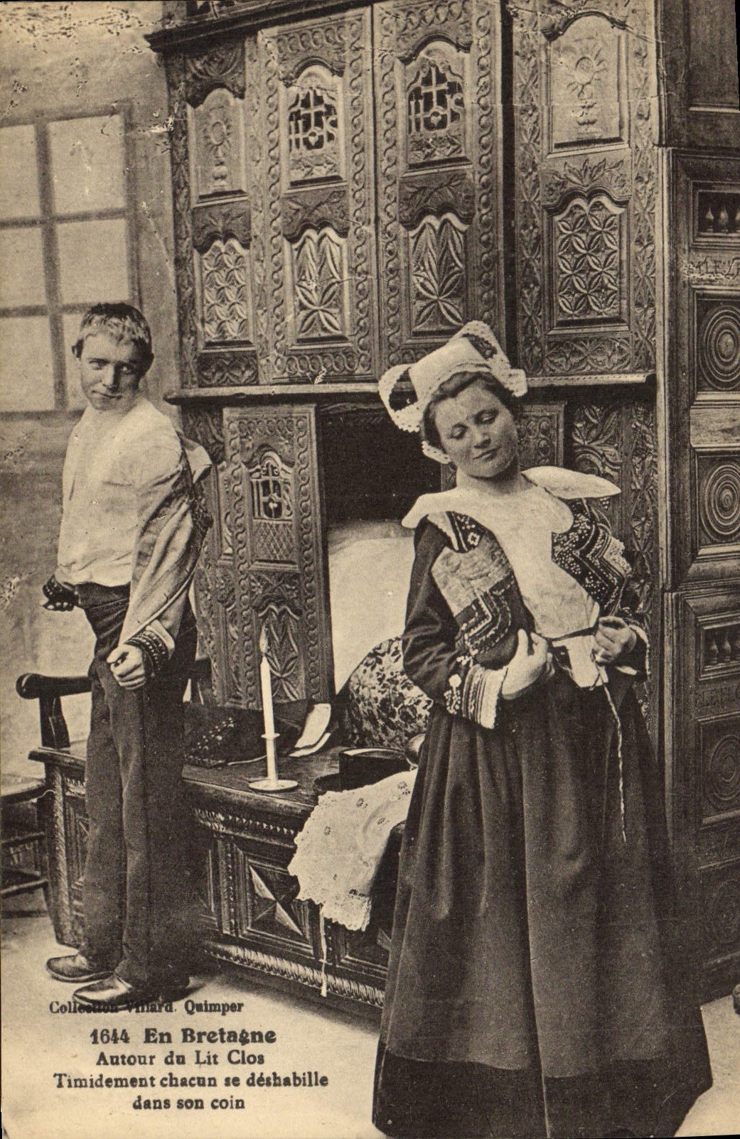 CPA Folklore Bretagne Lits Clos Autour du lit clos Timidement 