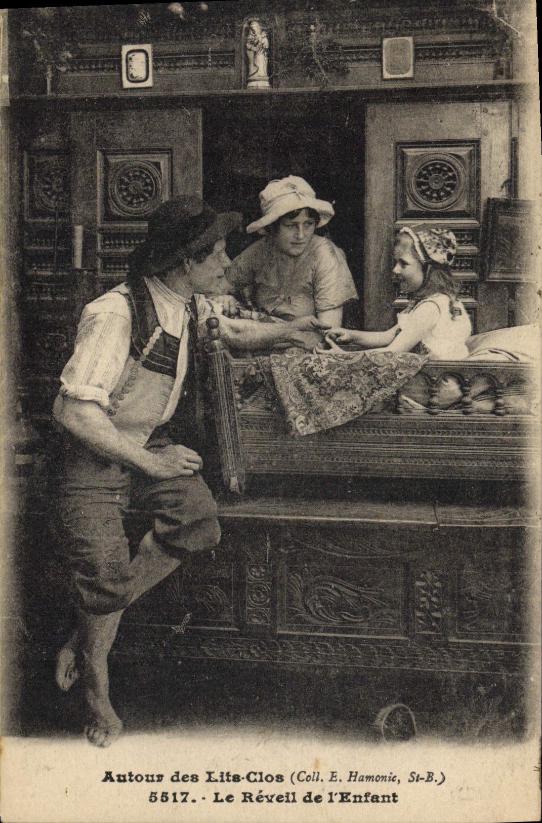 CPA Folklore Bretagne Autour des Lits Clos Le reveil de l'enfant 