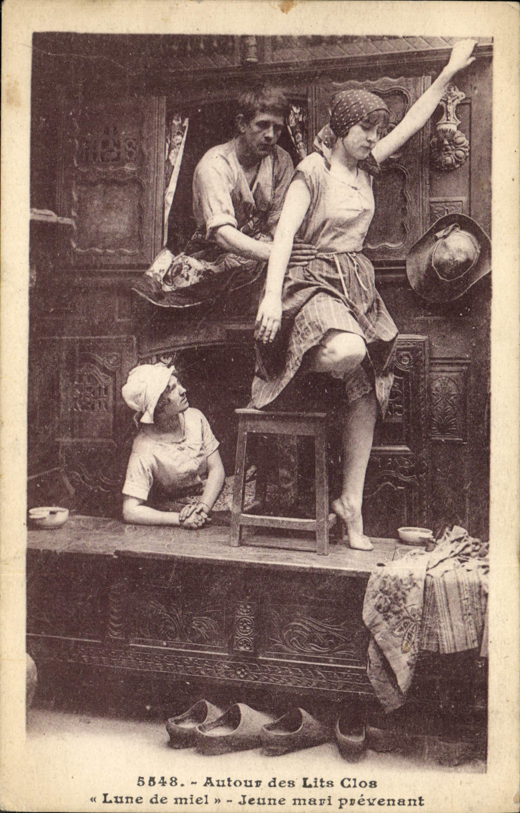 CPA Folklore Bretagne Lits Clos Lune de miel Jeune mari prevenant 