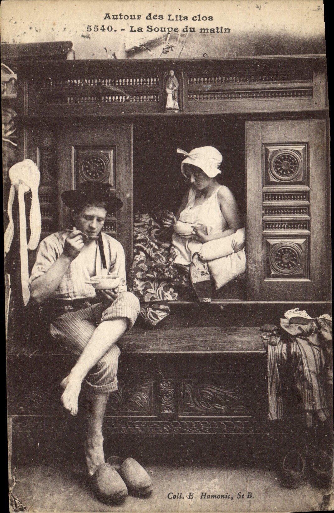CPA Folklore Bretagne Lits Clos La soupe du matin 
