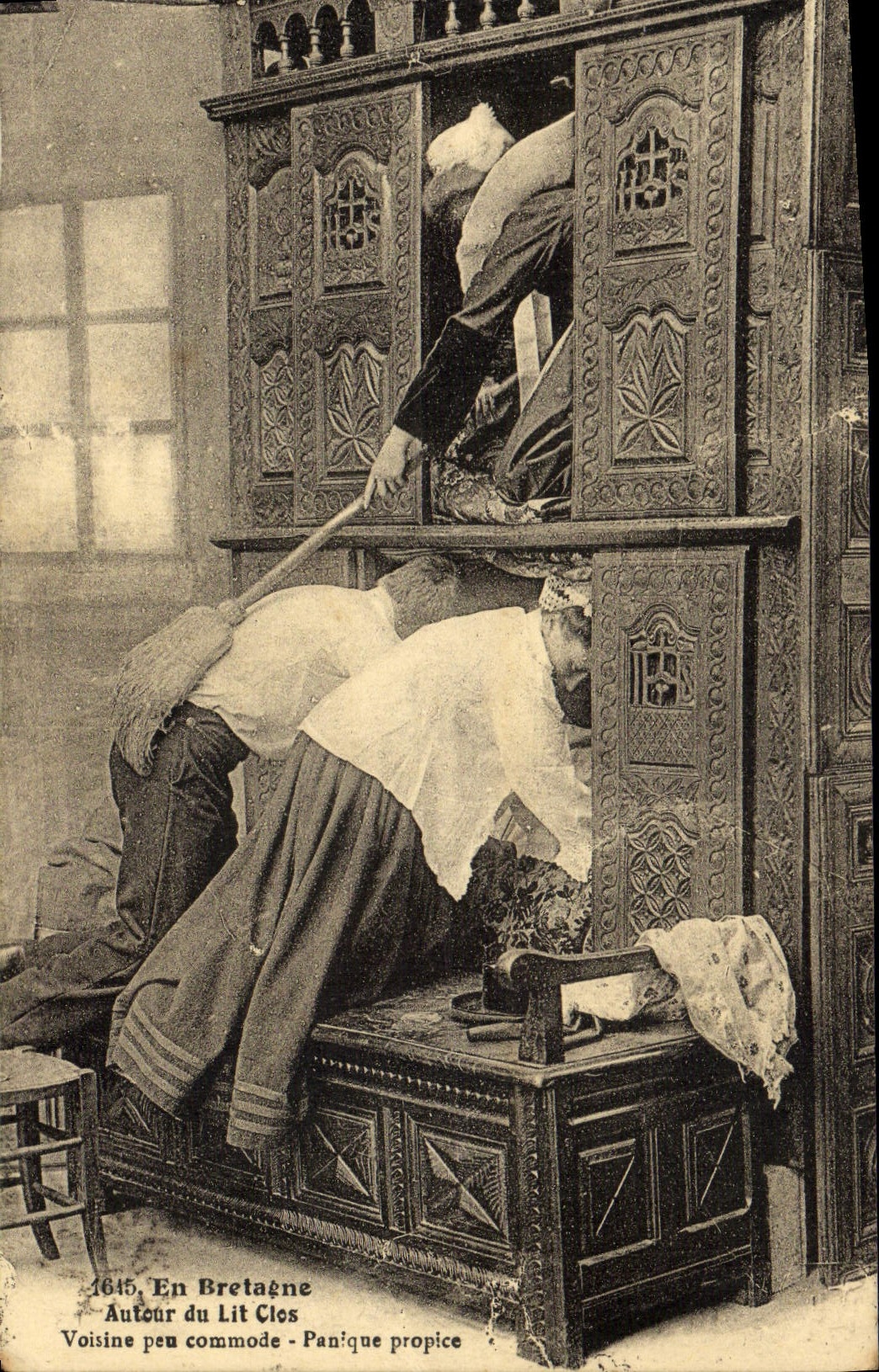 CPA Folklore Bretagne Lits Clos Voisine peu commode 