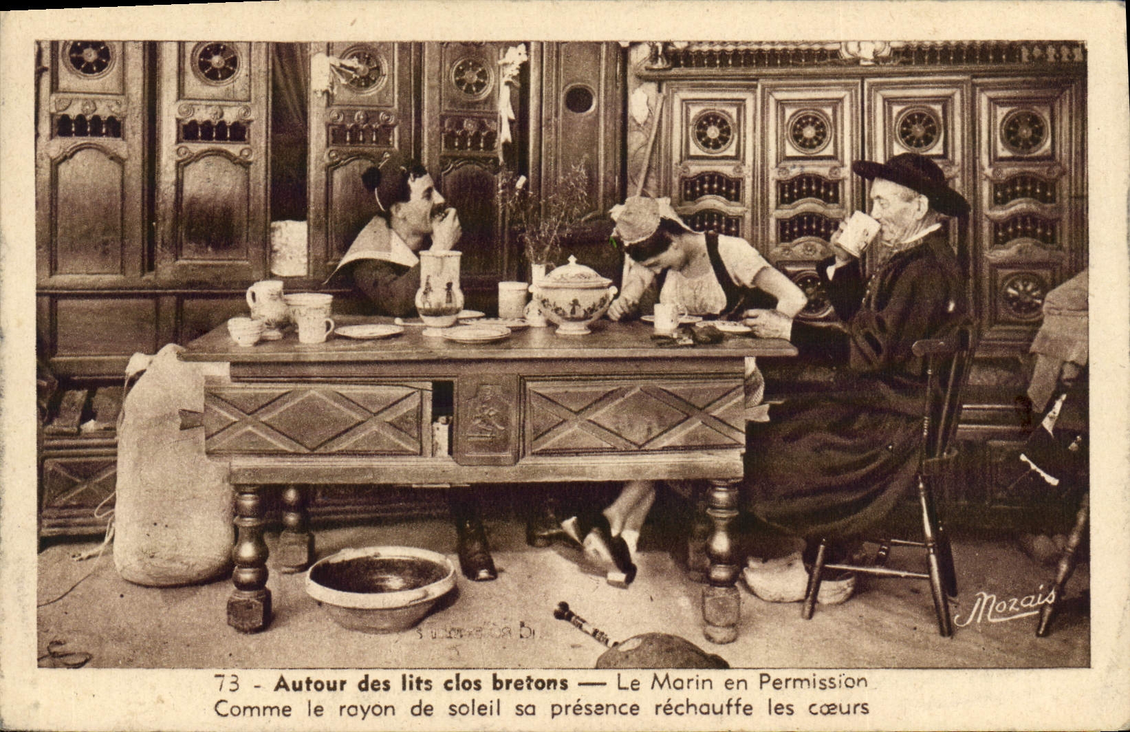 CPA Folklore Bretagne Autour des Lits Clos Le marin en permission 