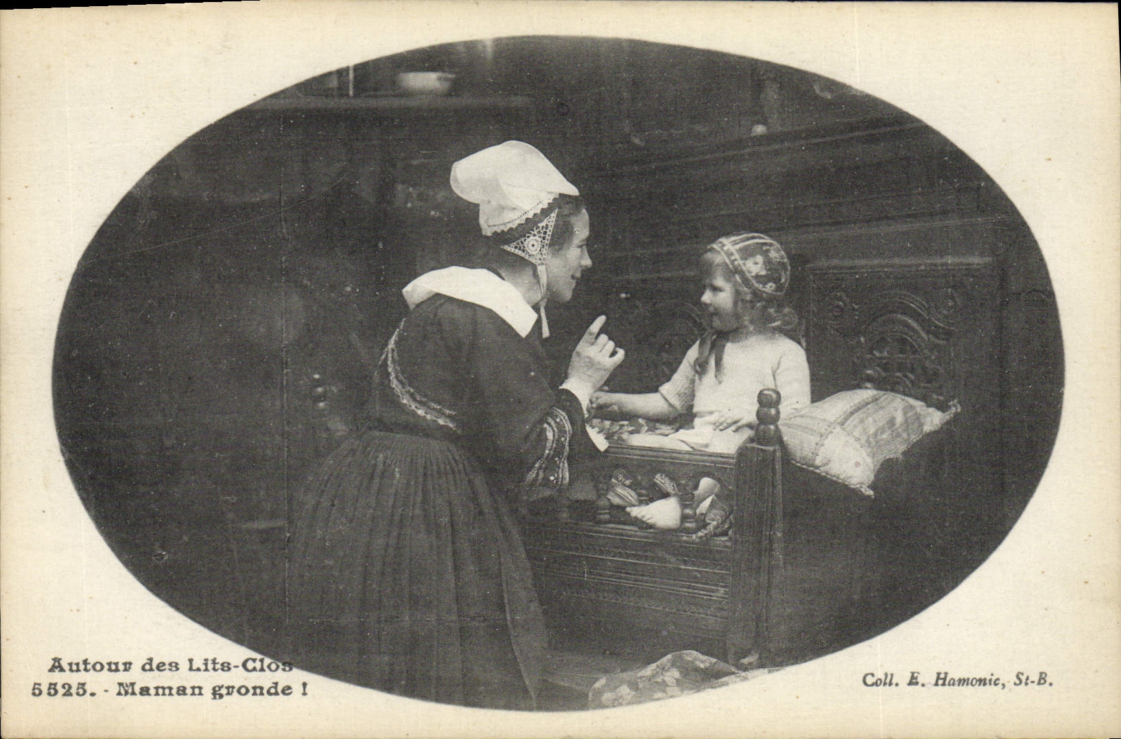 CPA Folklore Bretagne Lits Clos Maman gronde ! 