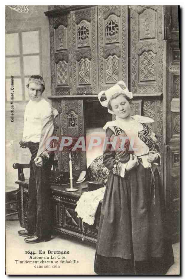 CPA Folklore Bretagne Lits Clos Timidement 