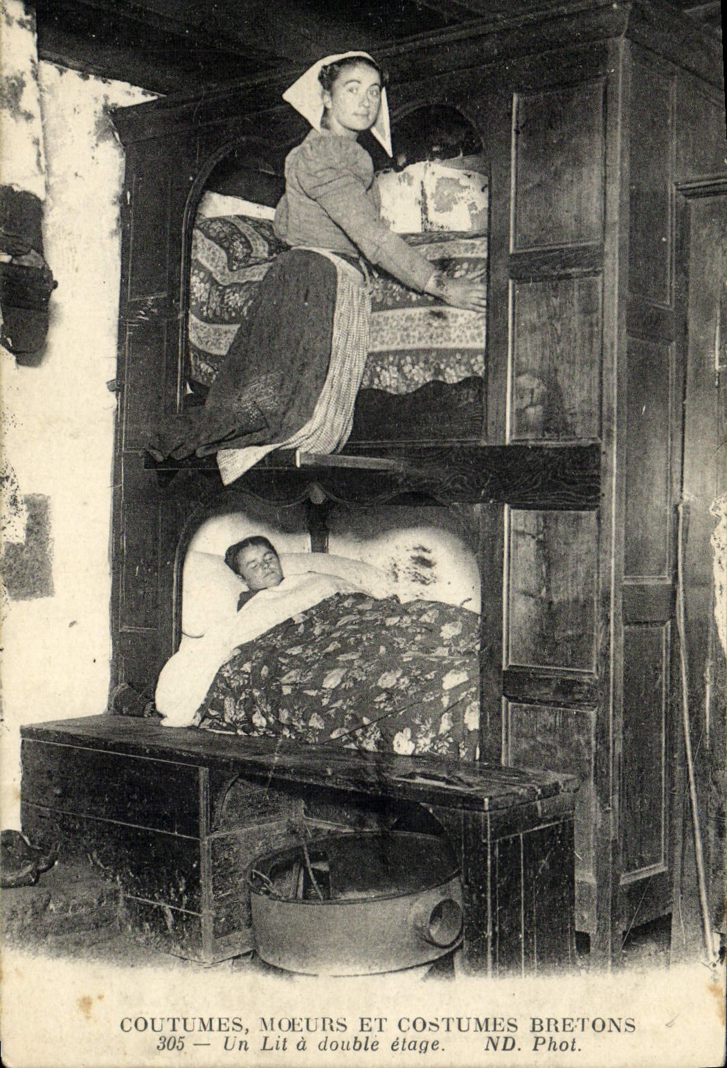 CPA Folklore Bretagne Lits Clos Le lit a double etage 