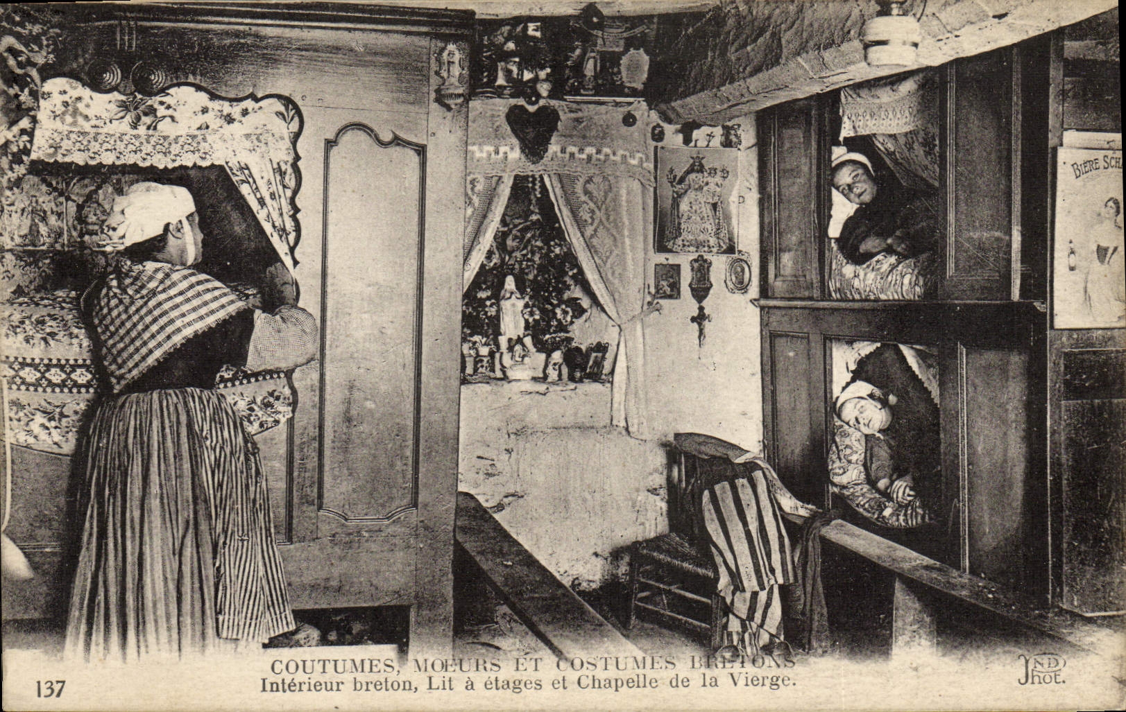 CPA Folklore Bretagne Lits Clos Interieur breton Lit a etages et chapelle de la vierge 