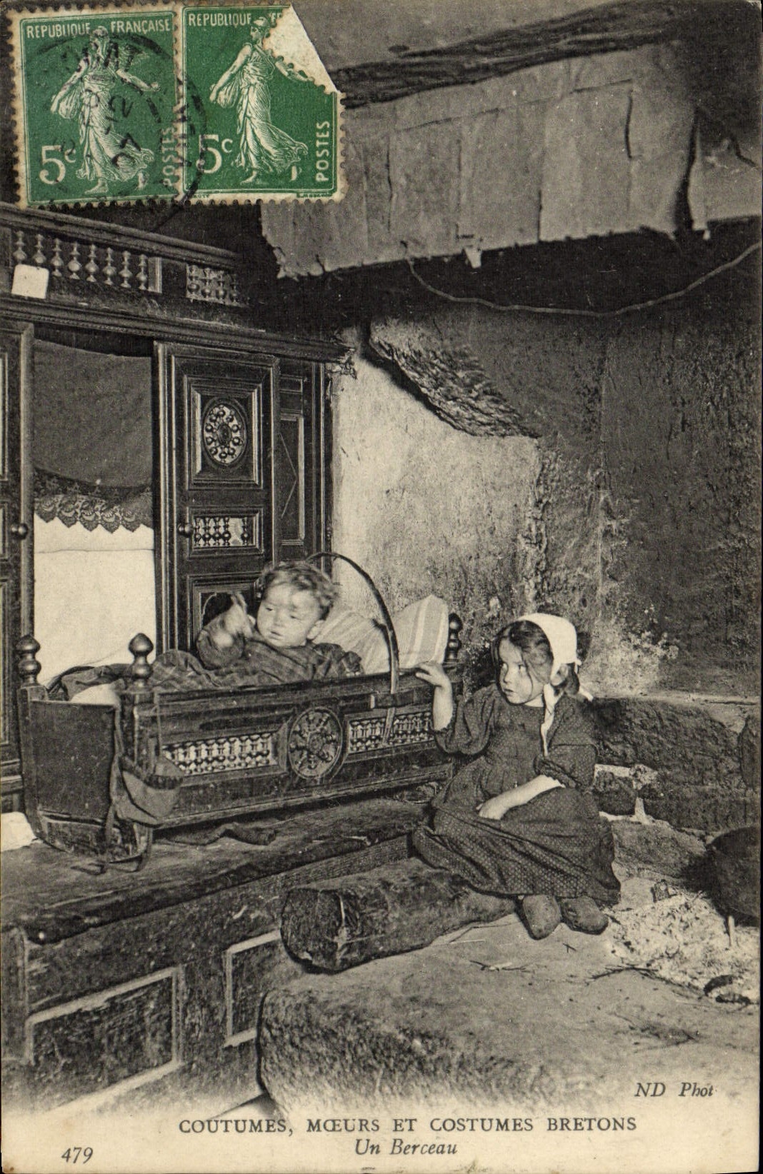Un Berceau — Coutumes, Mœurs et Costumes Bretons — ND Phot, n° 479