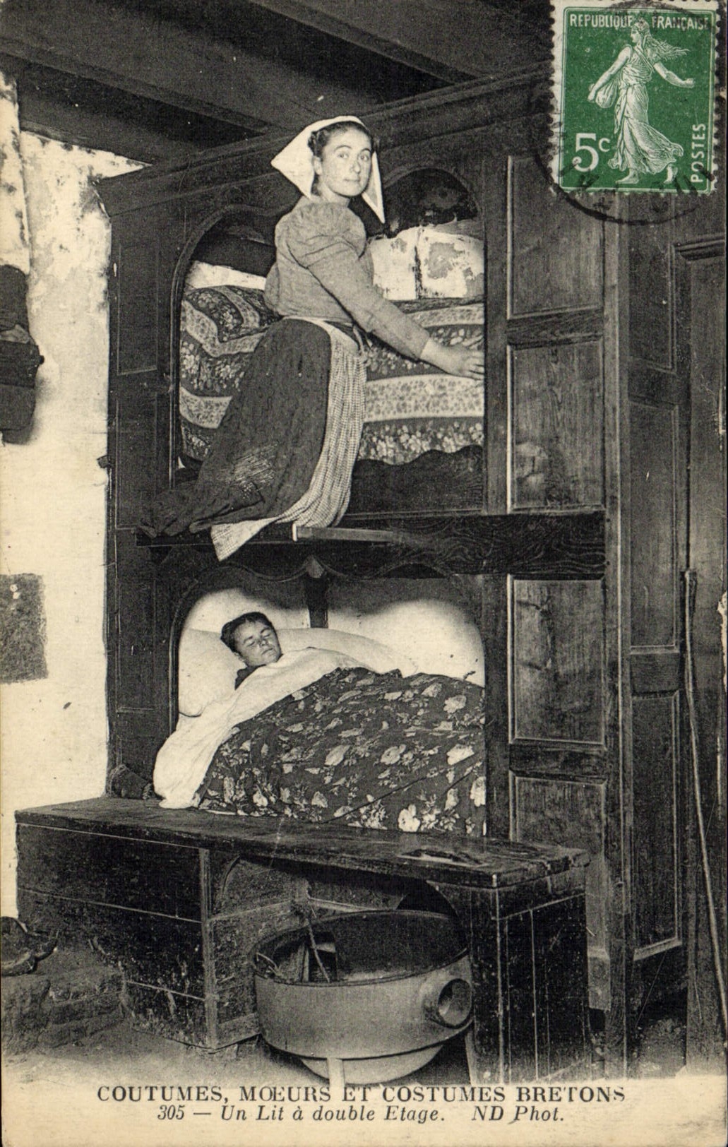 CPA Folklore Bretagne Lits Clos Le lit a double etage 