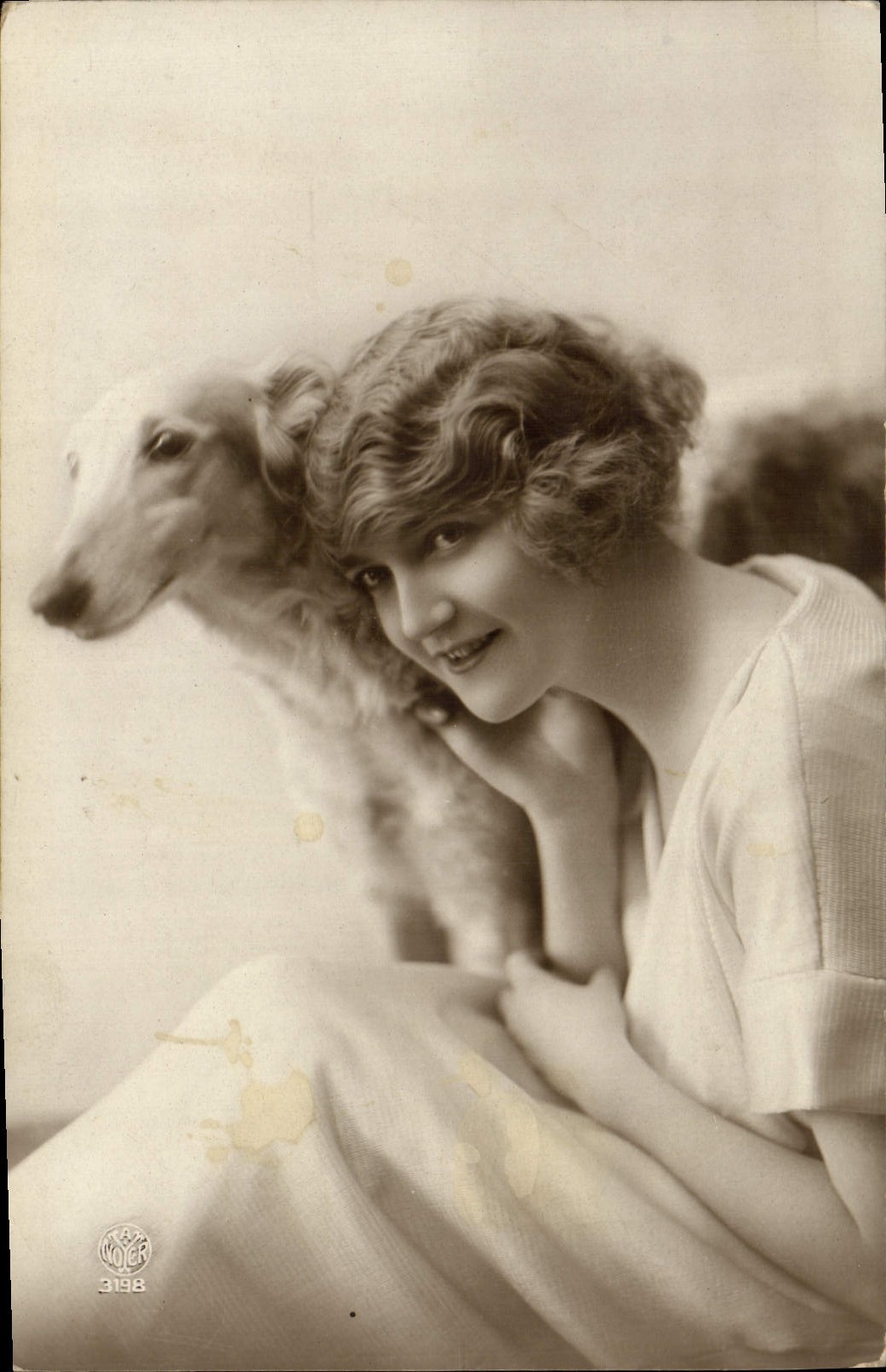 Jeune femme et chien — portrait studio — K. WOER, n° 3198