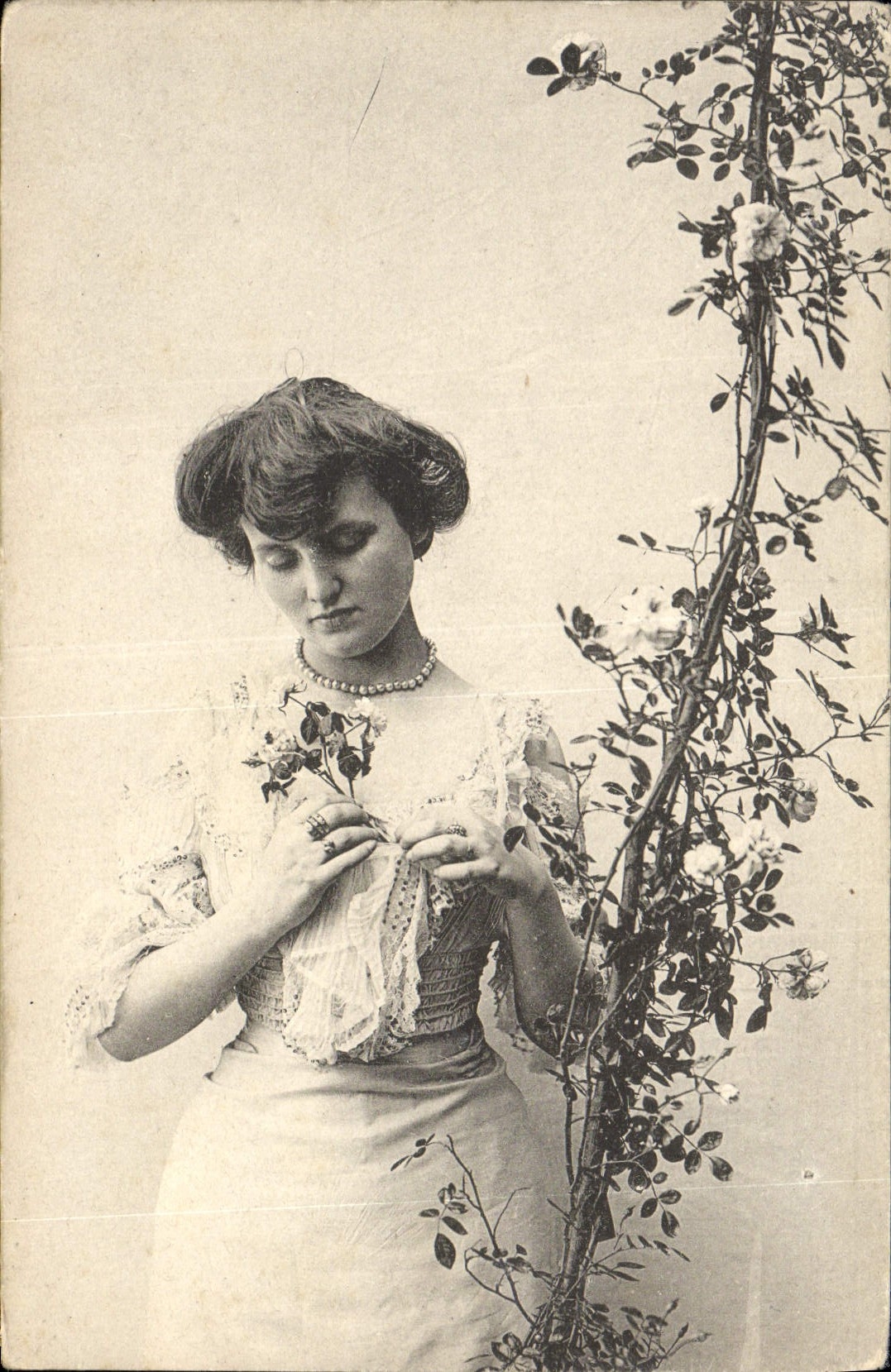 Jeune femme avec roses — Photo de studio — Photocartes, 68, boulevard Keller, Paris