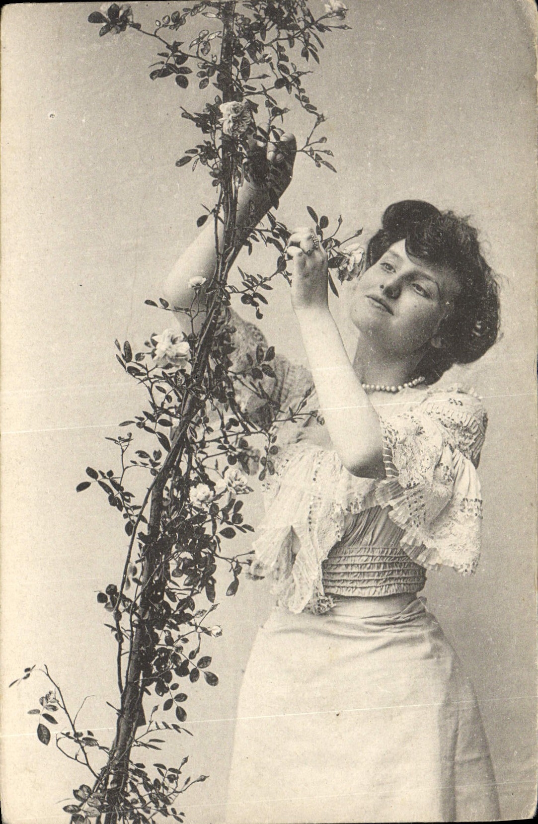 Femme cueillant des roses — Éditeur Tébühum, Paris — n° de série non visible
