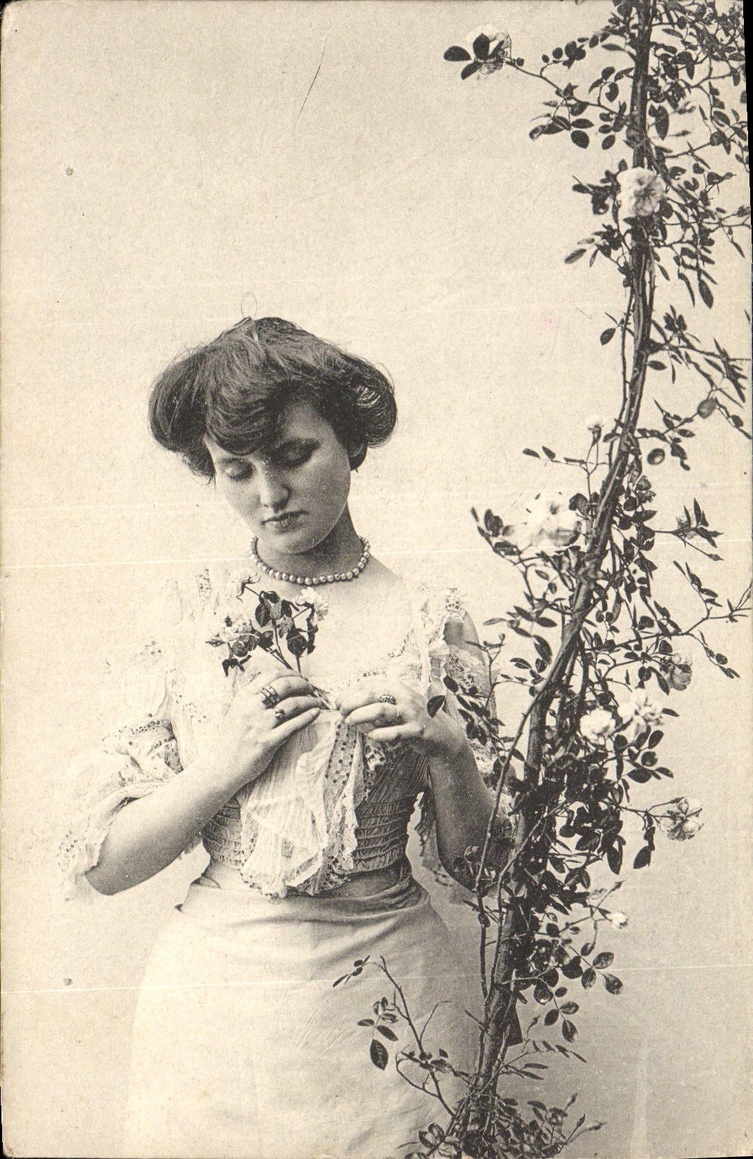 Jeune femme avec roses — studio — La Bonodire, Paris