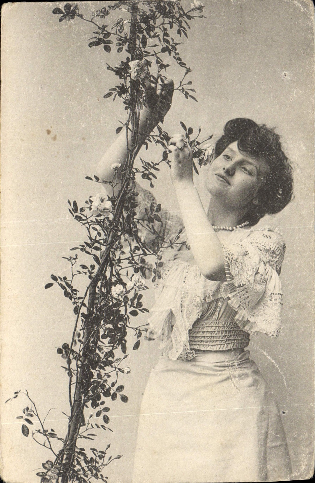 Femme cueillant des roses — Photo studio — Téthéum, Paris