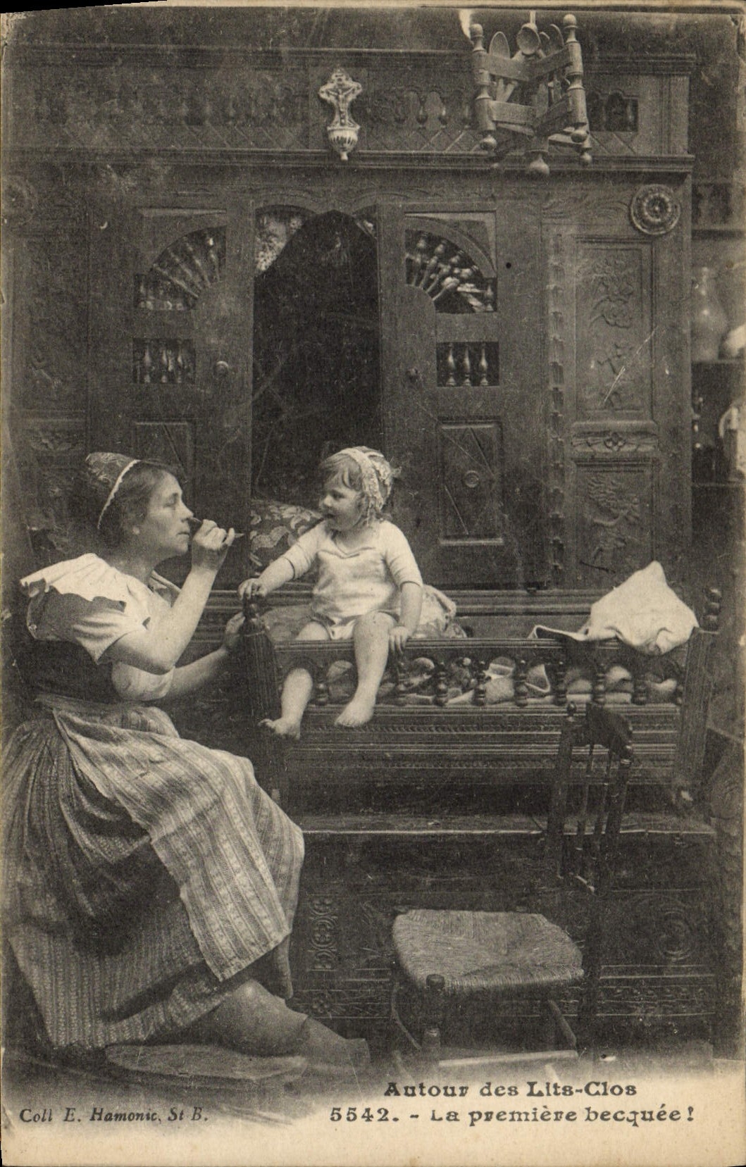 CPA Folklore Bretagne Lits Clos La premier becquee Enfant 