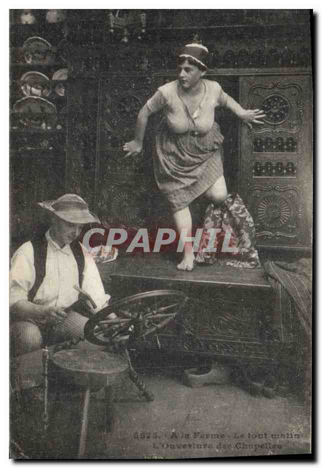 CPA Folklore Bretagne Lits Clos A la ferme Le tout matin L'ouverture des chapelles 