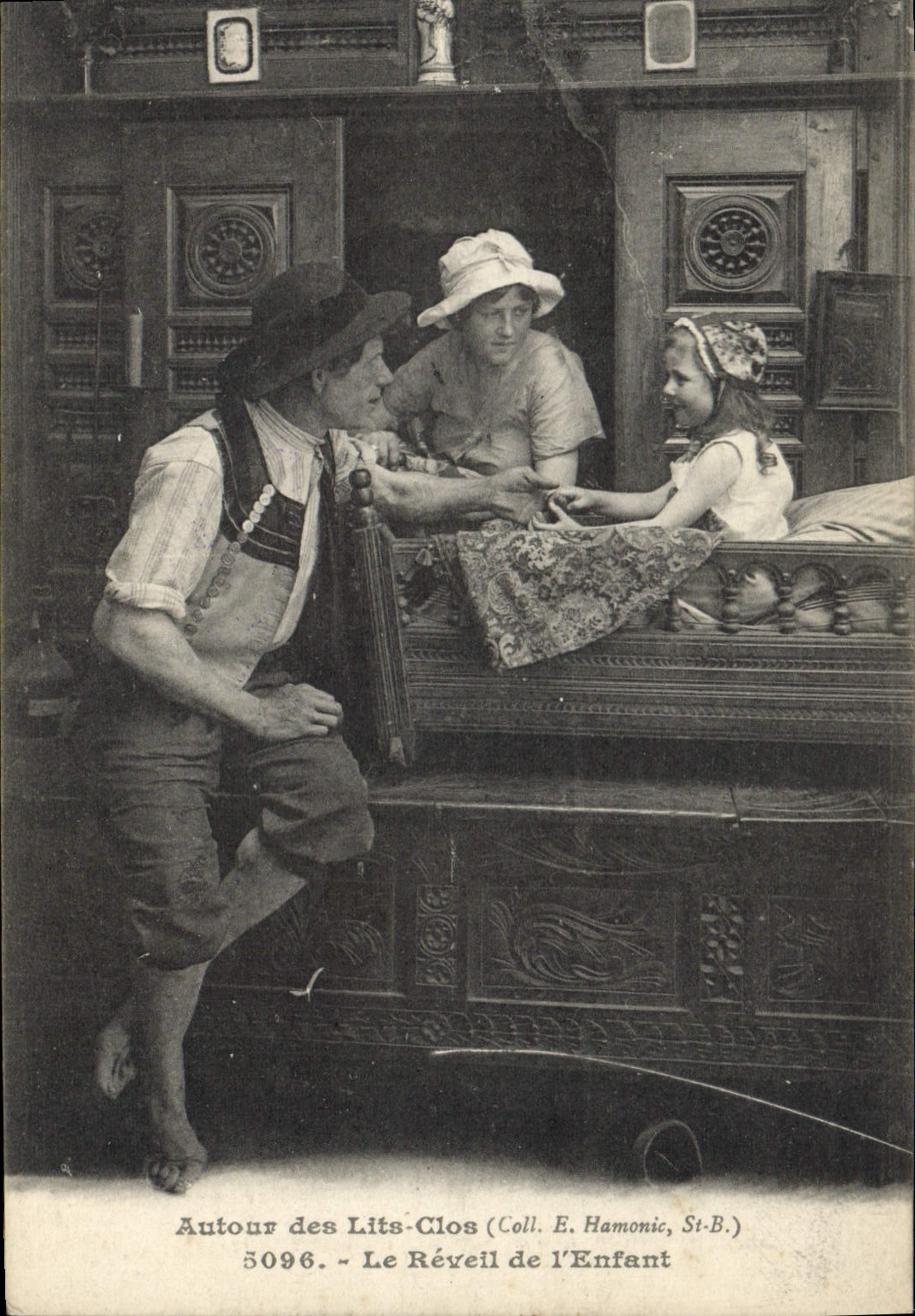 CPA Folklore Bretagne Lits Clos Le reveil de l'enfant 