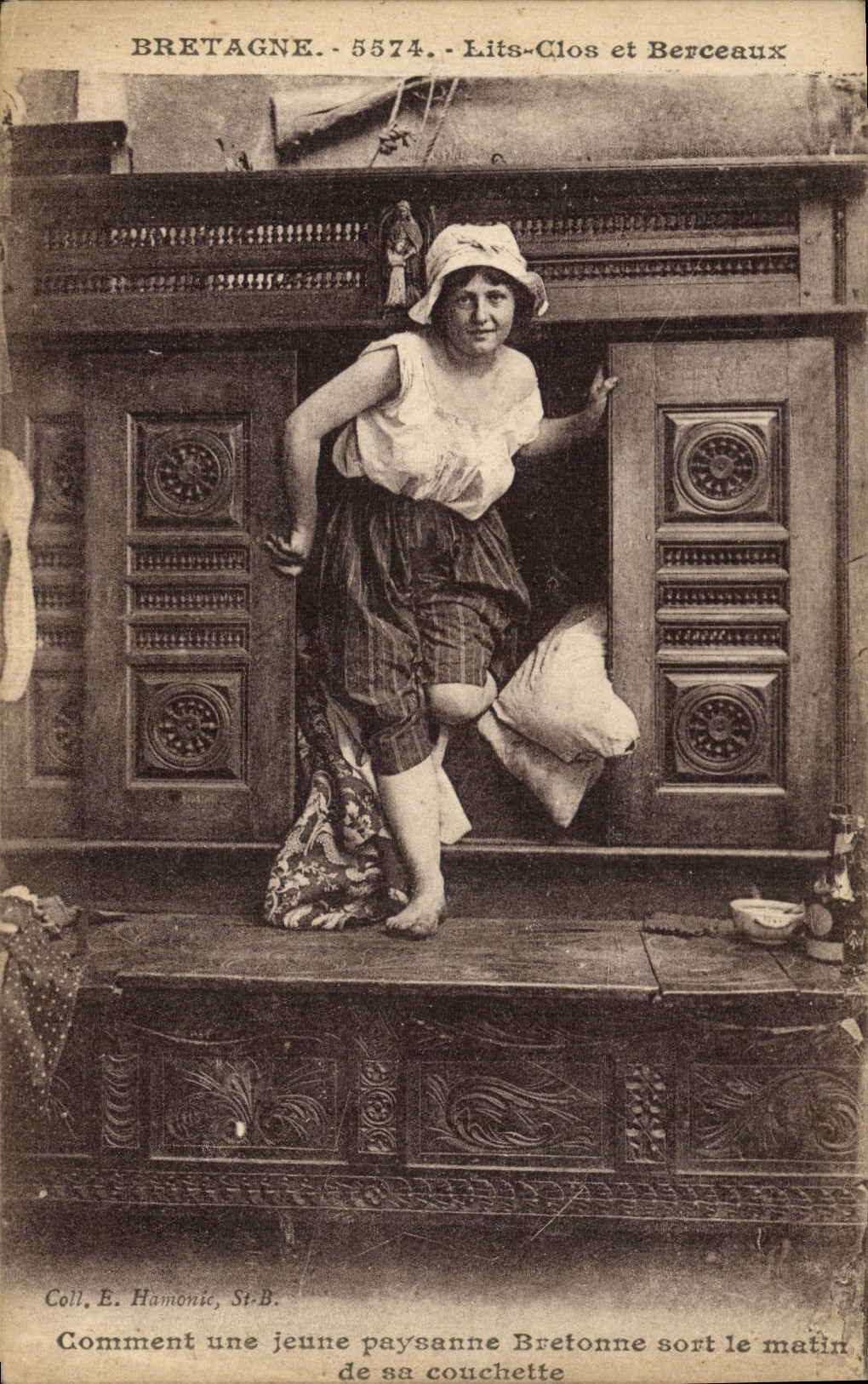 CPA Folklore Bretagne Lits Clos Comment une jeune paysanne Bretonne sort le matin de sa couchette 
