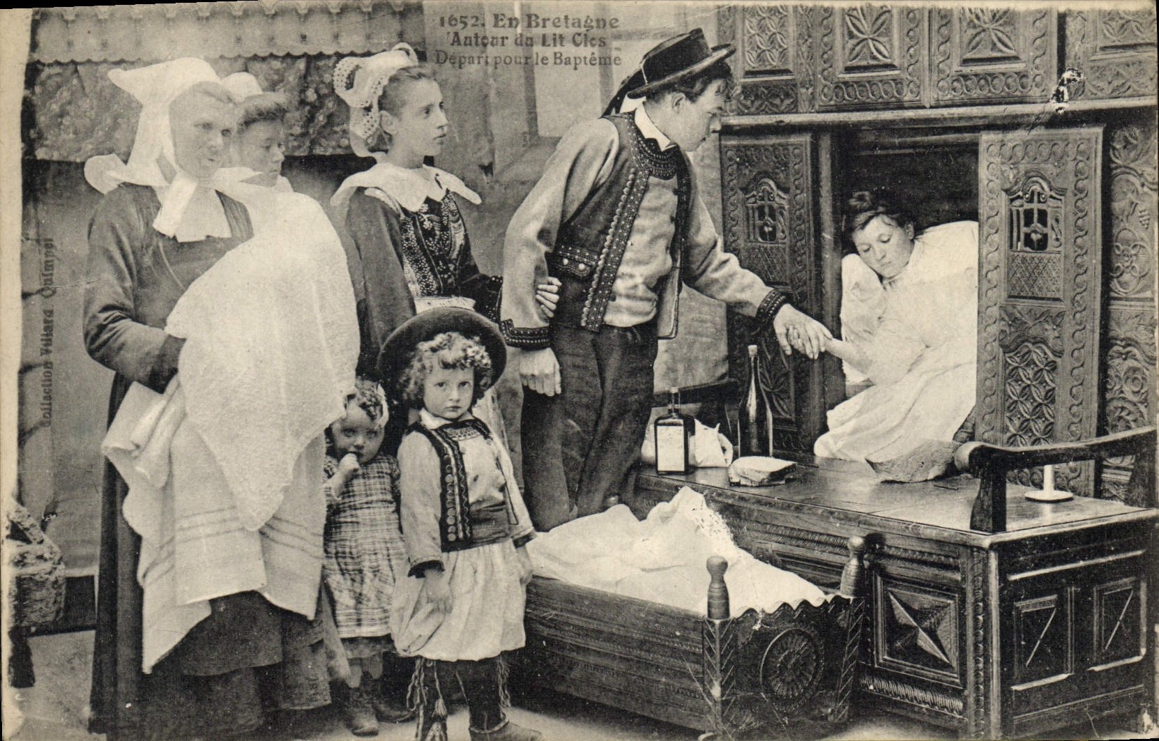 CPA Folklore Bretagne Lits Clos Depart pour le bapteme Enfant 