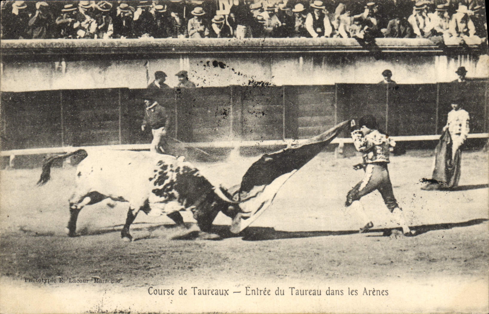 Course de Taureaux — Entrée du Taureau dans les Arènes — Phototypie E. Lacour - Marseille