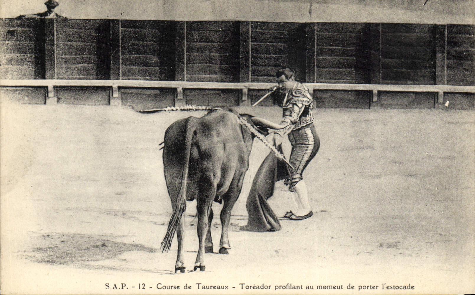CPA Corrida Taureau Course de taureaux Toreador profilant au moment de porter l'estocade 