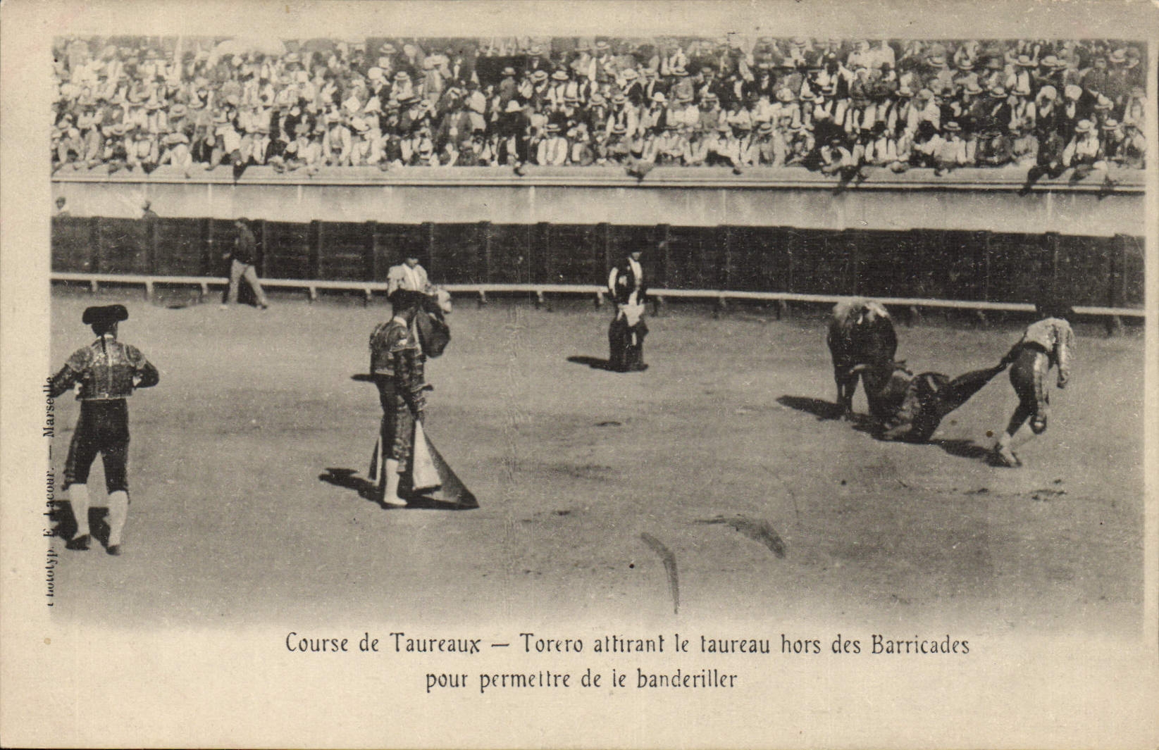 Course de Taureaux — Toréro attirant le taureau hors des barricades — Louvoty & Marcout — Marseille