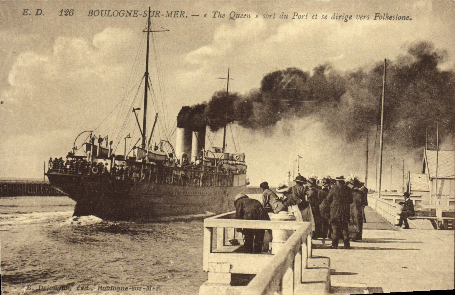 CPA Bateau Paquebot Boulogne sur Mer The Queen sort du port et se dirige vers Folkestone 