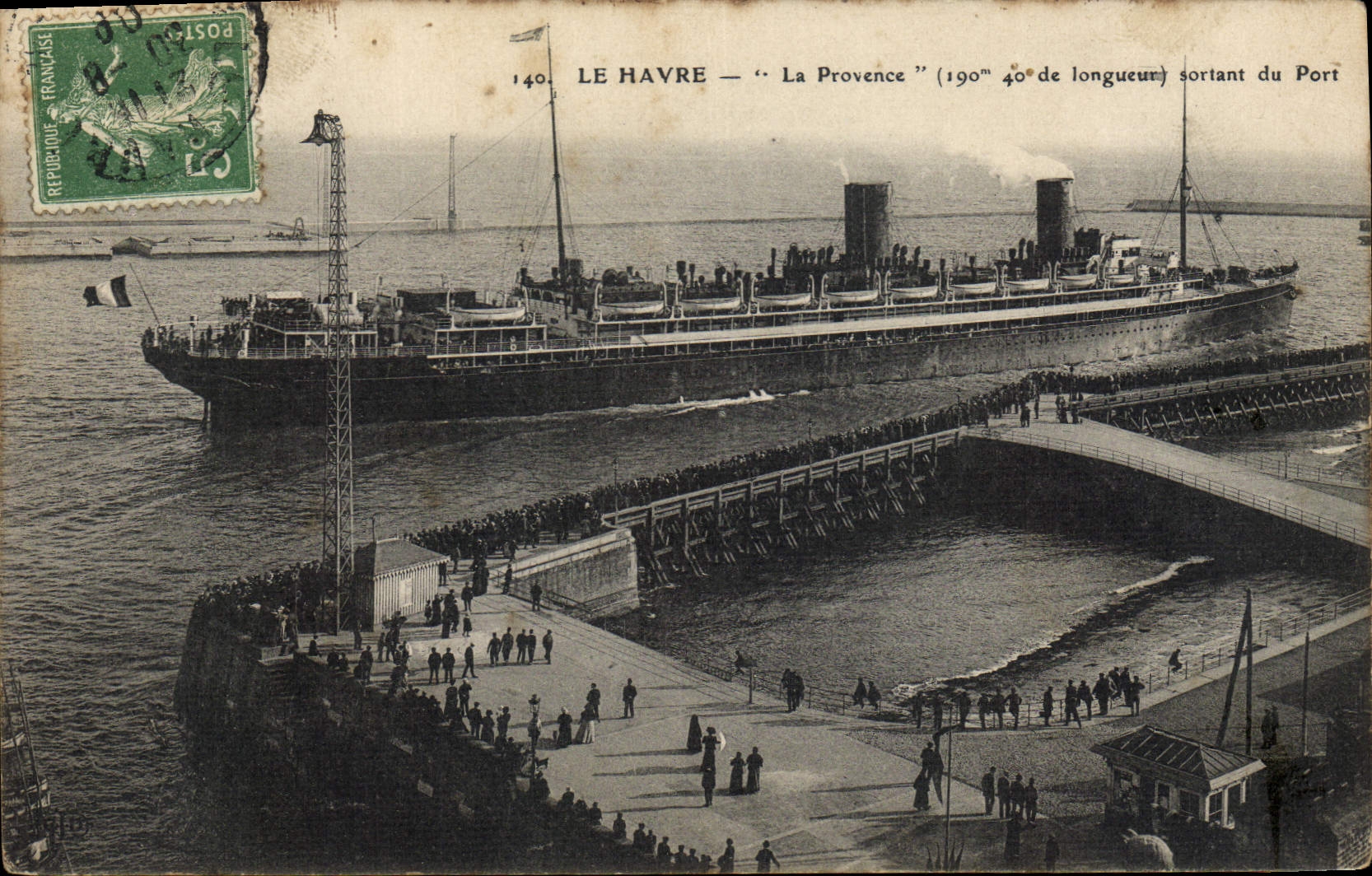 Le Havre — 'La Provence' (190m de longueur) sortant du Port