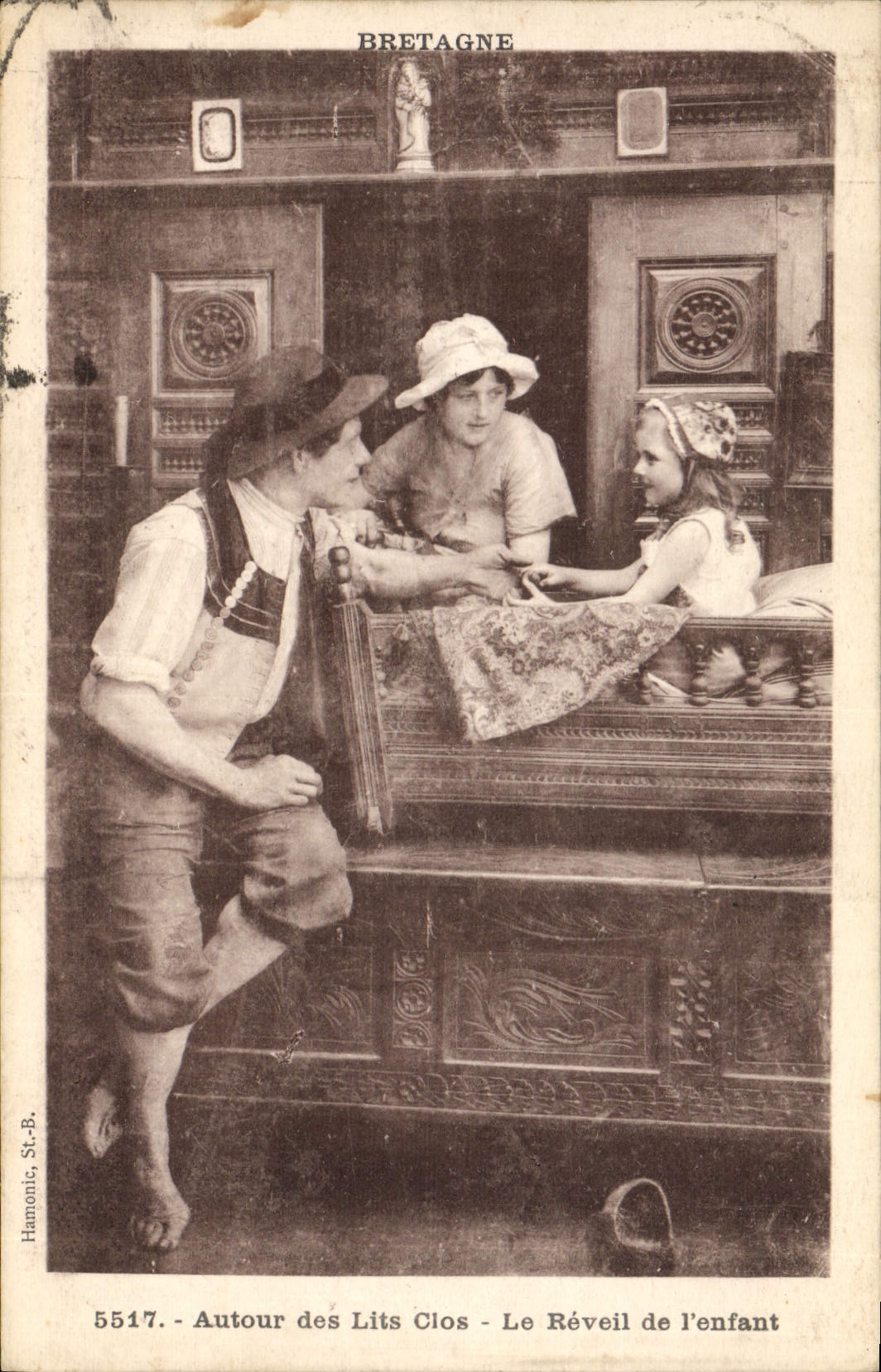 CPA Folklore Bretagne Autour des lits clos le reveil de l'enfant 