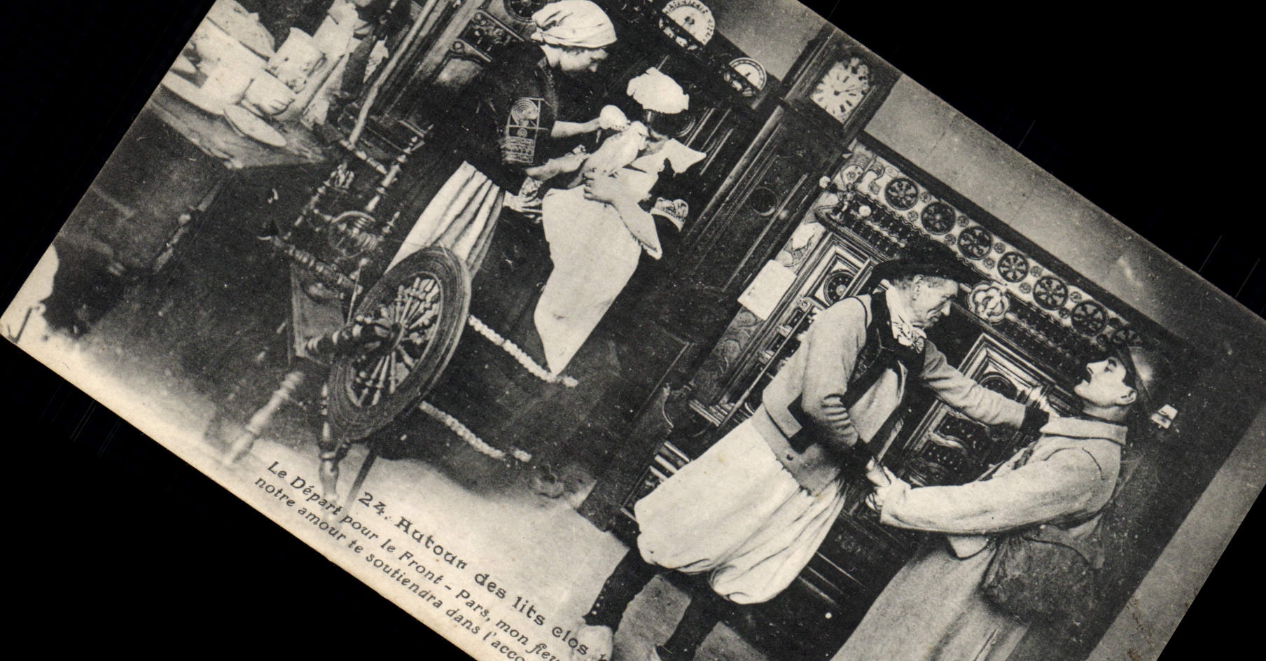 CPA Folklore Autour des Lits clos Le depart pour le front Militaria 