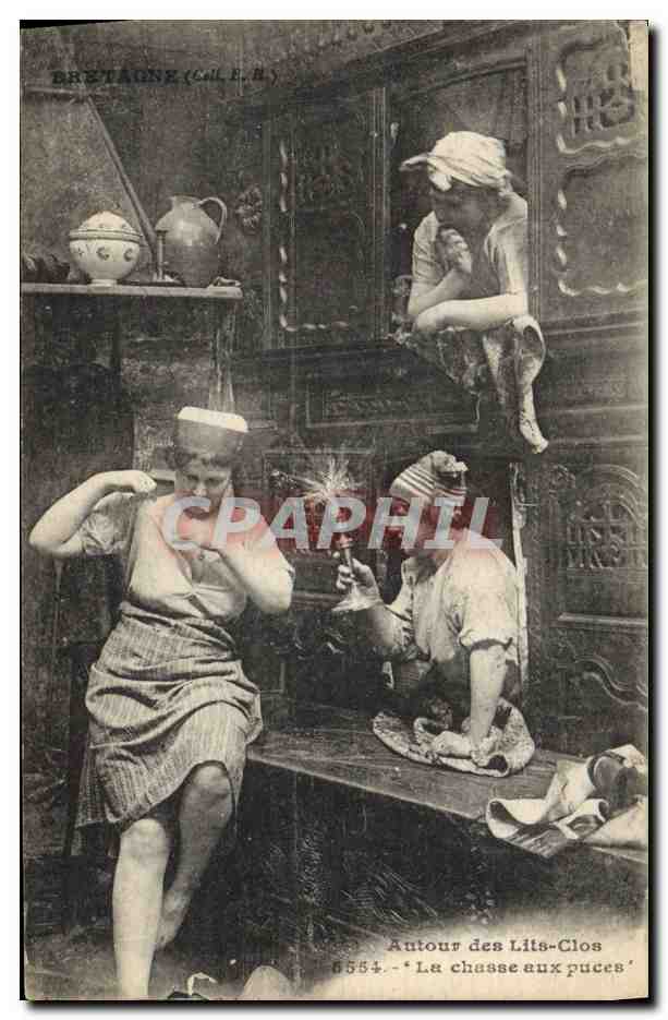 CPA Folklore Autour des Lits clos La chasse aux puces 