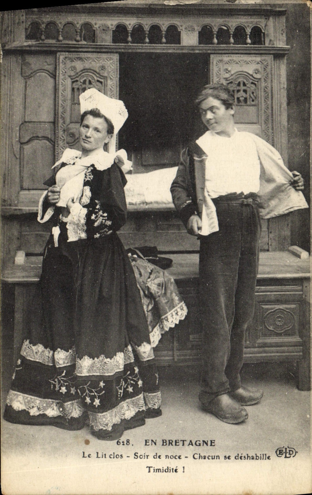 CPA Folklore En Bretagne Le lit clos Soir de noce Chacun se deshabille 