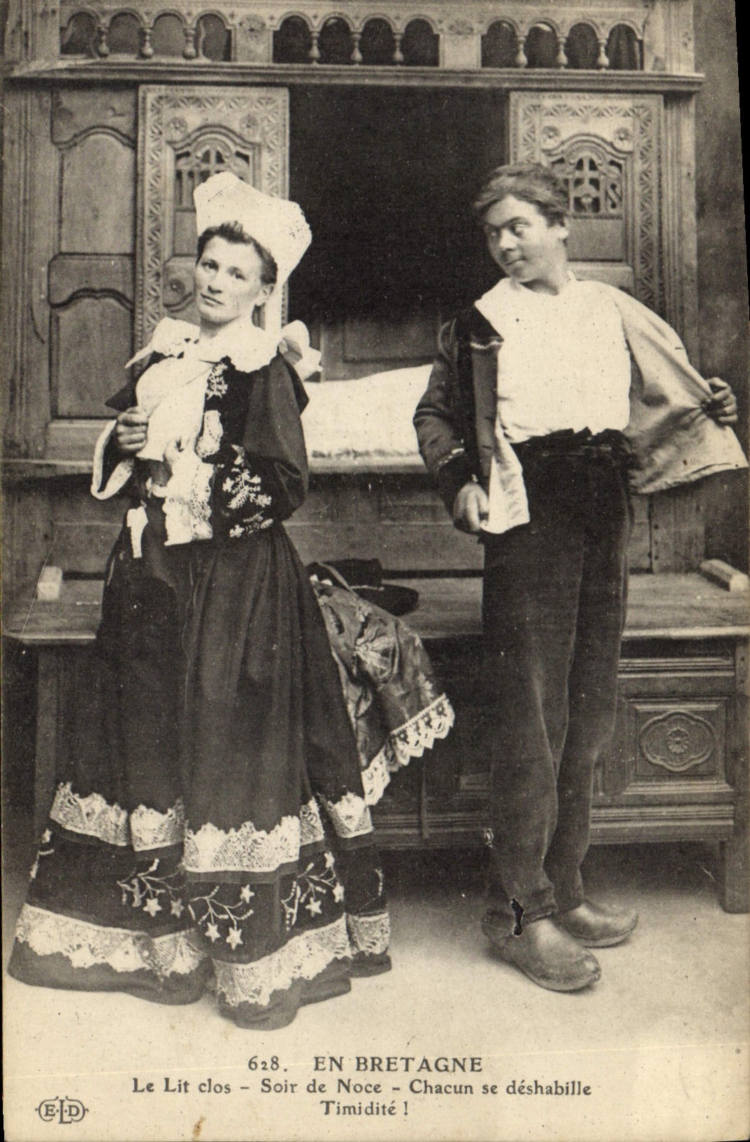 CPA Folklore En Bretagne Le lit clos Soir de noce Chacun se deshabille 