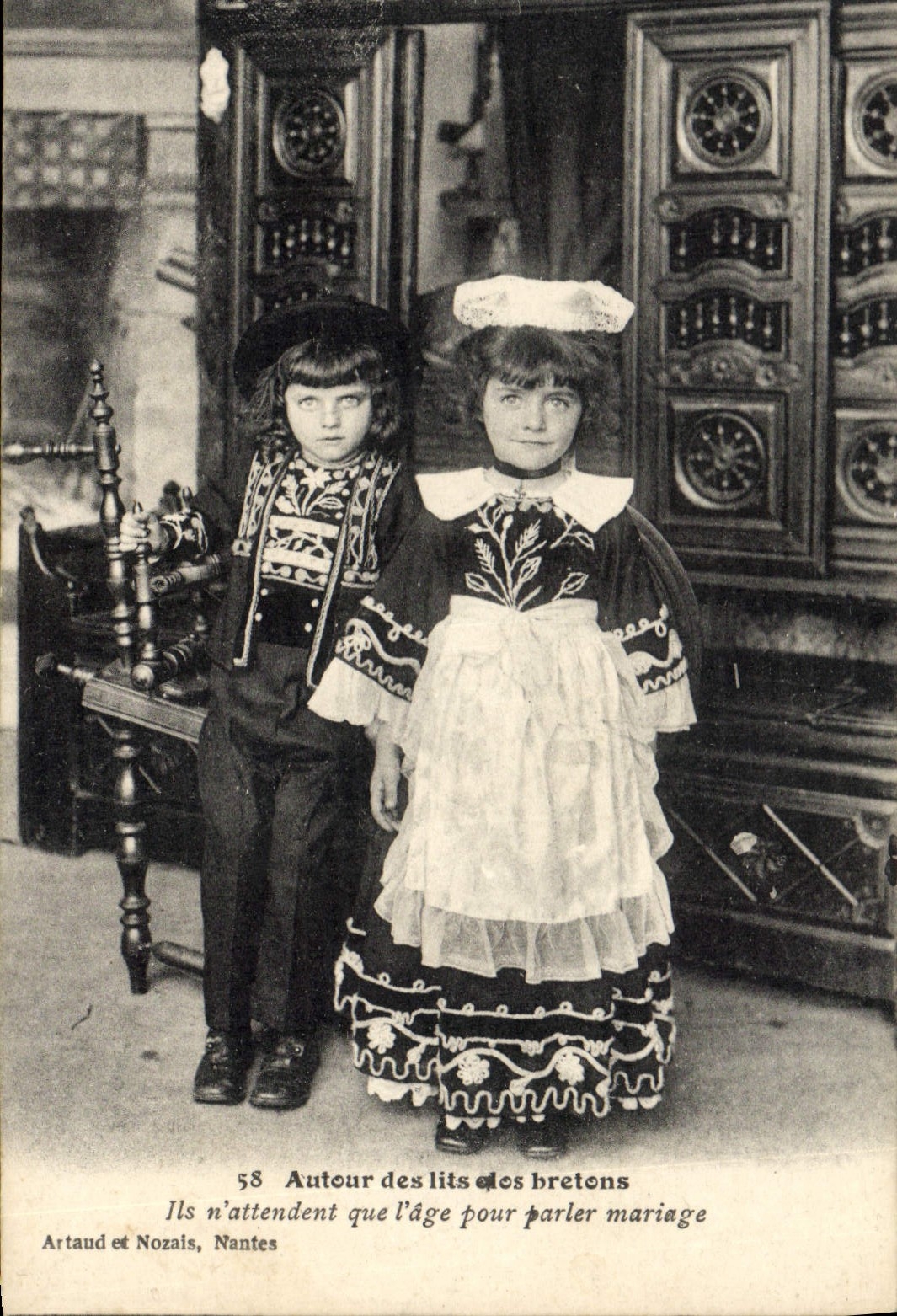 CPA Folklore Autour des lits clos bretons Enfants 