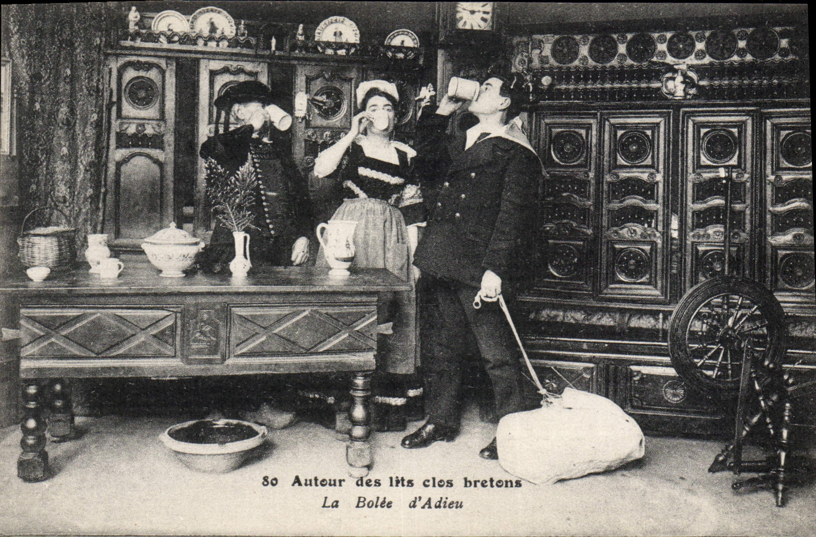 CPA Folklore Autour des lits clos bretons La bomee d'adieu Marin Militaria 