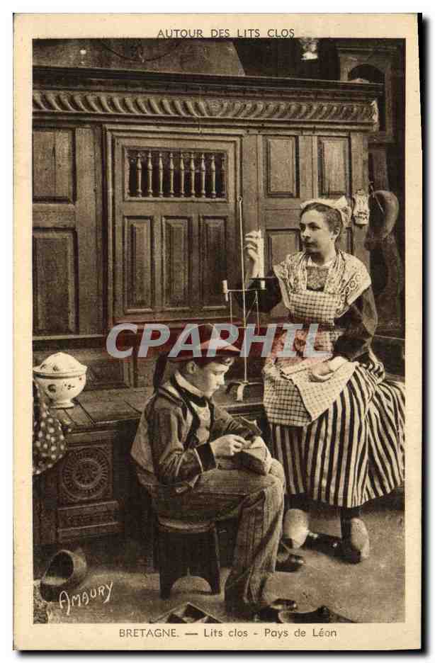 CPA Folklore Autour des lits clos Bretagne Lits clos Pays de Leon 