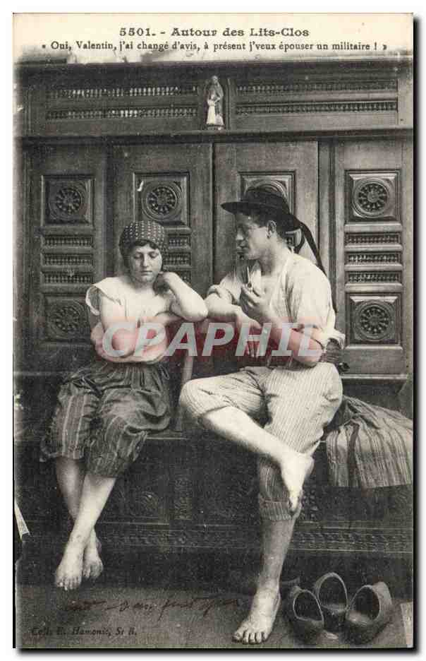 CPA Folklore Autour des lits clos Oui Valentin 