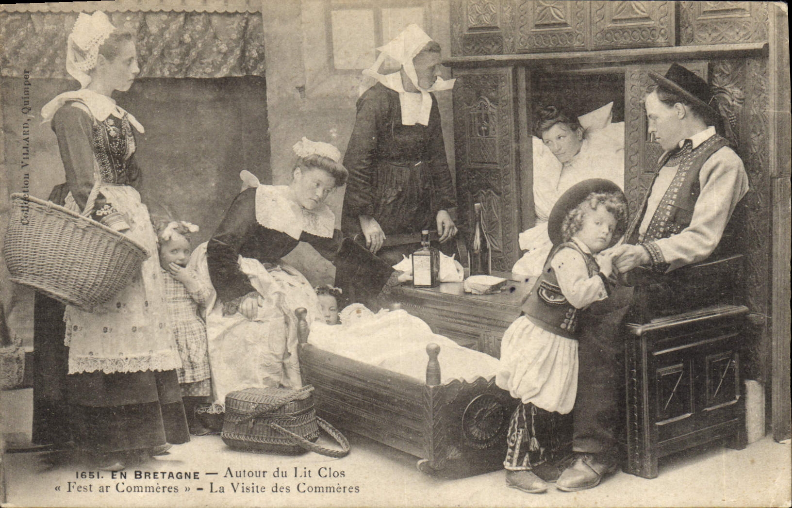 CPA Folklore Bretagne Autour du lit clos La visite des commeres 