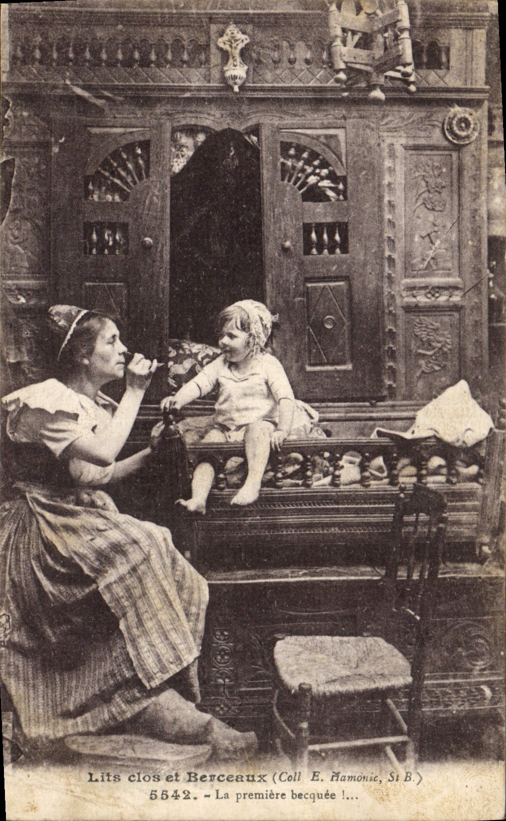 CPA Folklore Lits clos et berceaux La premiere becquee Enfant 