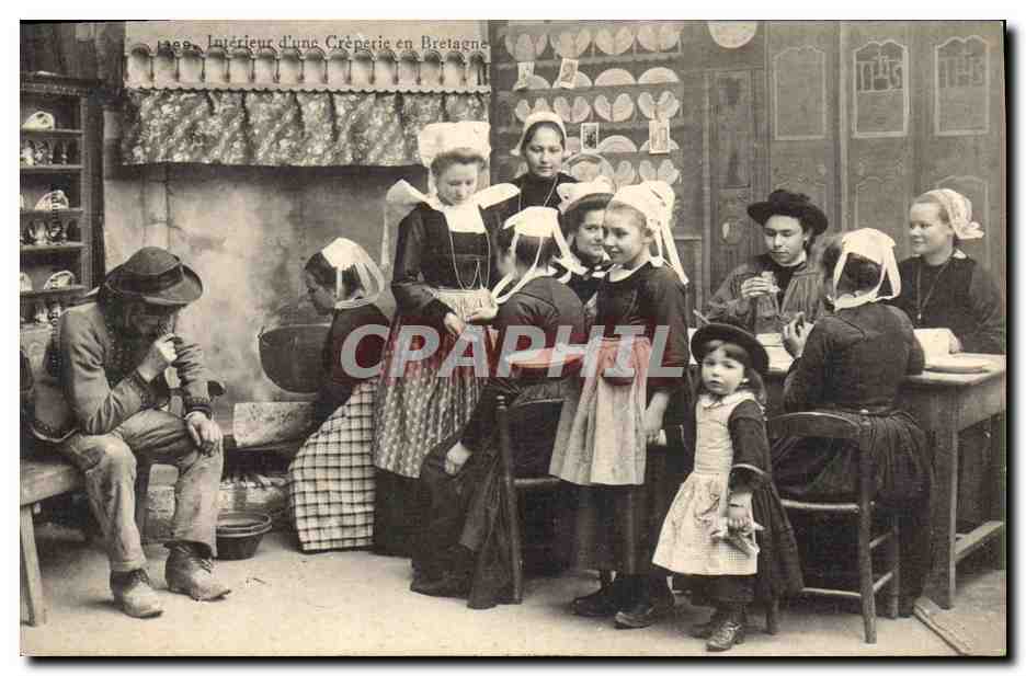 CPA Folklore Interieur d'une creperie en Bretagne 