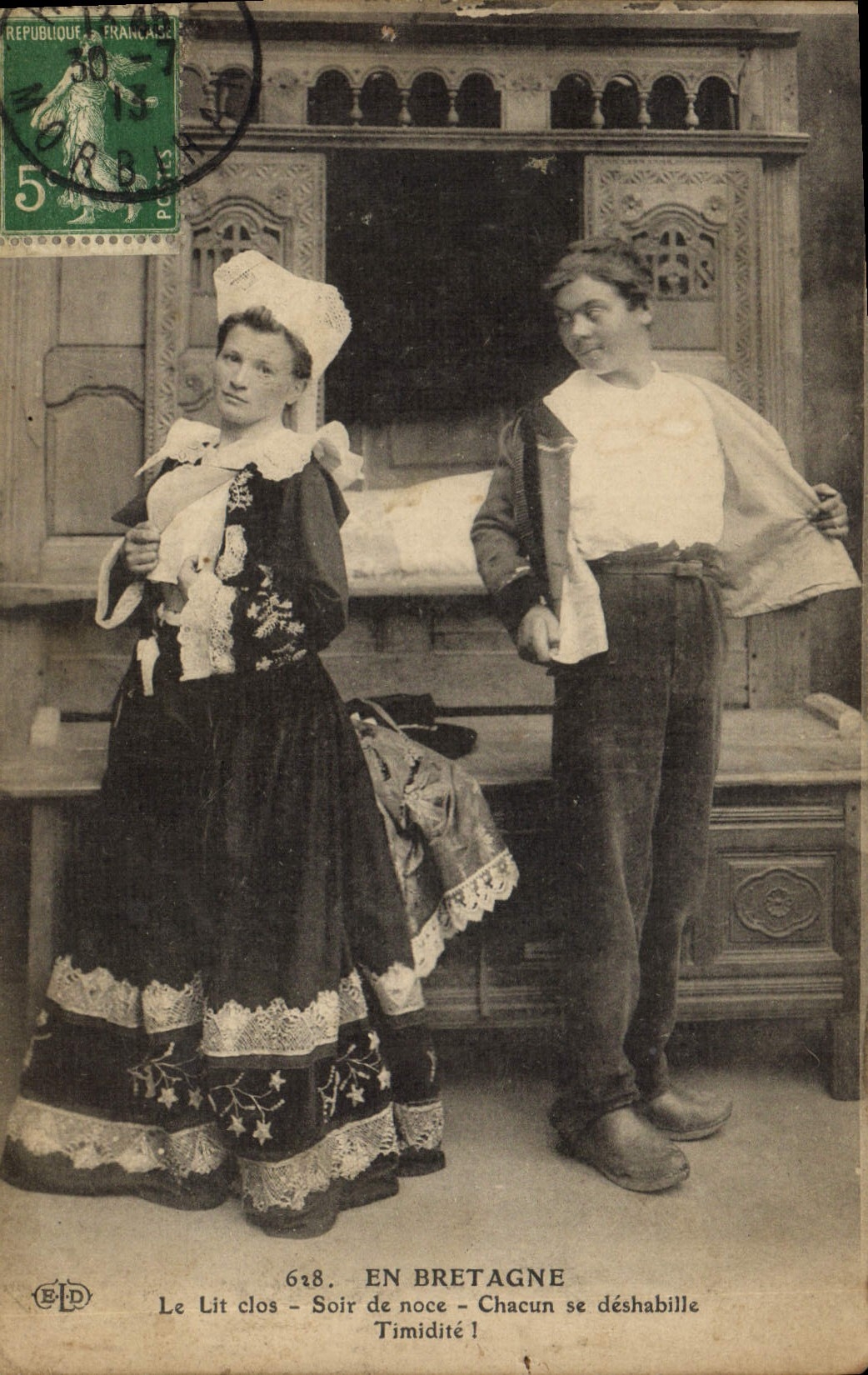 CPA Folklore En Bretagne Le lit clos Soir de noce 