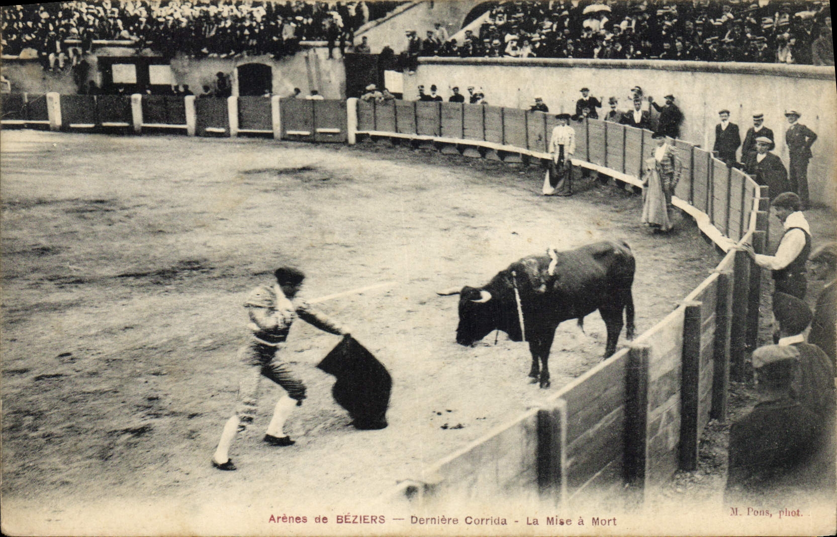 CPA Corrida Course de taureaux Arenes de Beziers Derniere corrida La mise a mort 