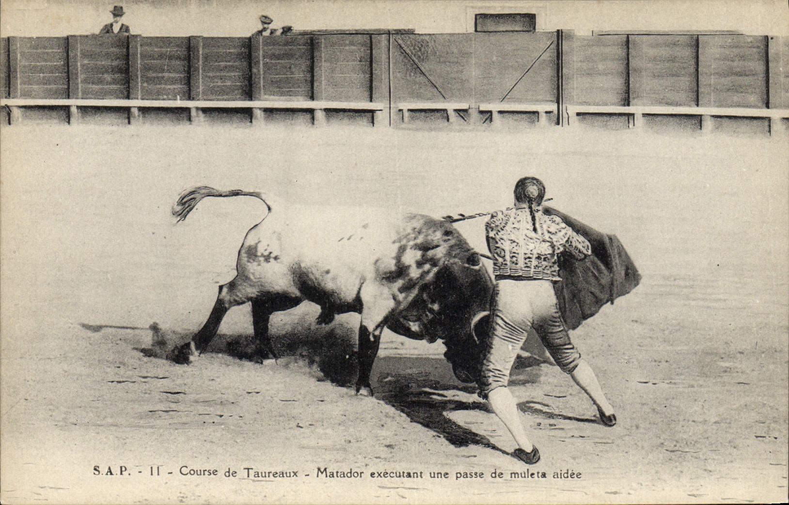 CPA Corrida Course de taureaux Matador executant une passe de muleta aidee 