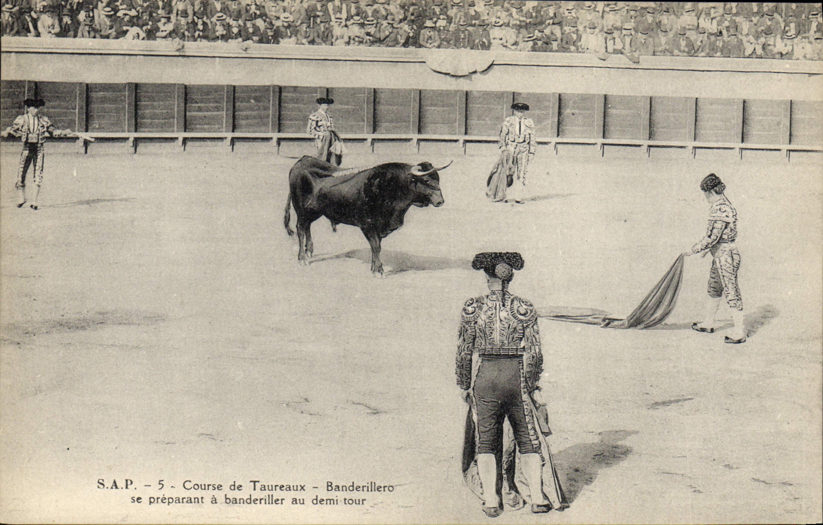 CPA Corrida Course de taureaux Banderillero se preparant a banderiller au demi tour 