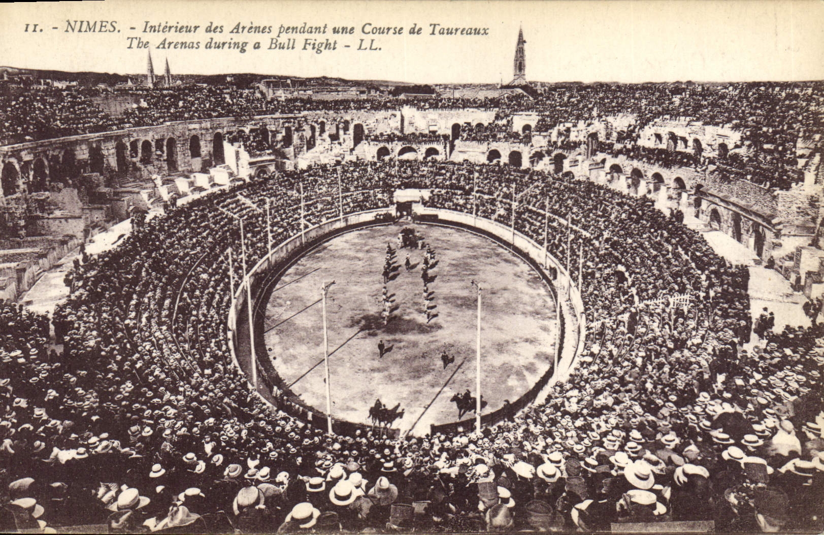 CPA Corrida Course de taureaux Nimes Interieur des arenes pendant une course de tauteaux 