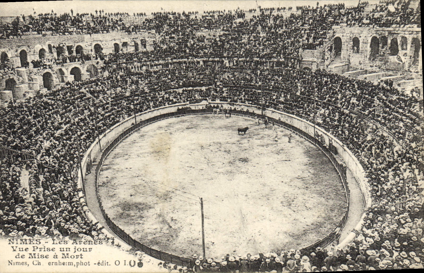 Nîmes - Les Arènes — Vue prise un jour de Mise à Mort — Ch. ernheim, phot.-édit. O.I.