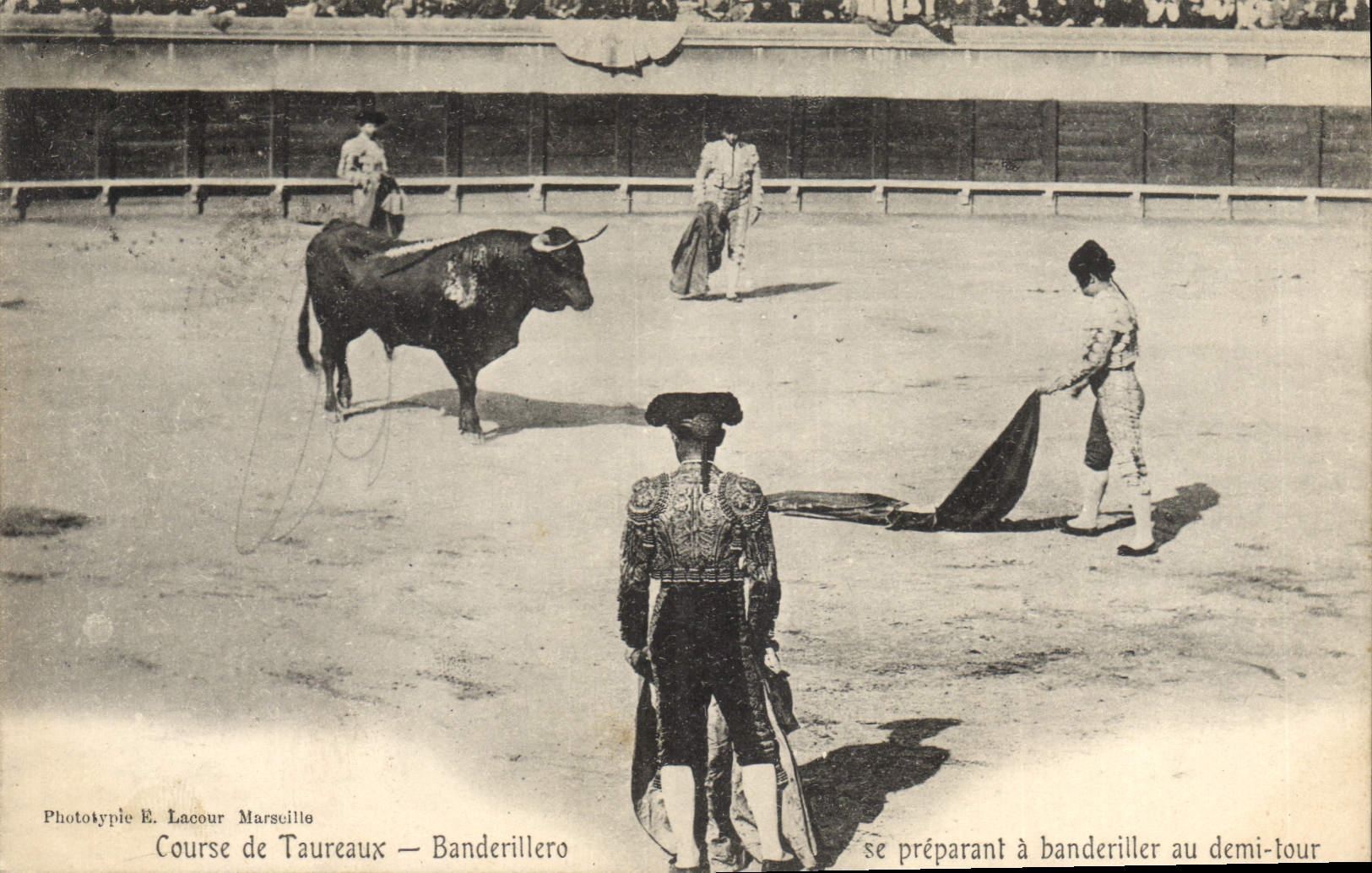 Course de Taureaux — Banderillero se préparant à banderiller au demi-tour — Phototypie E. Lacour Marseille