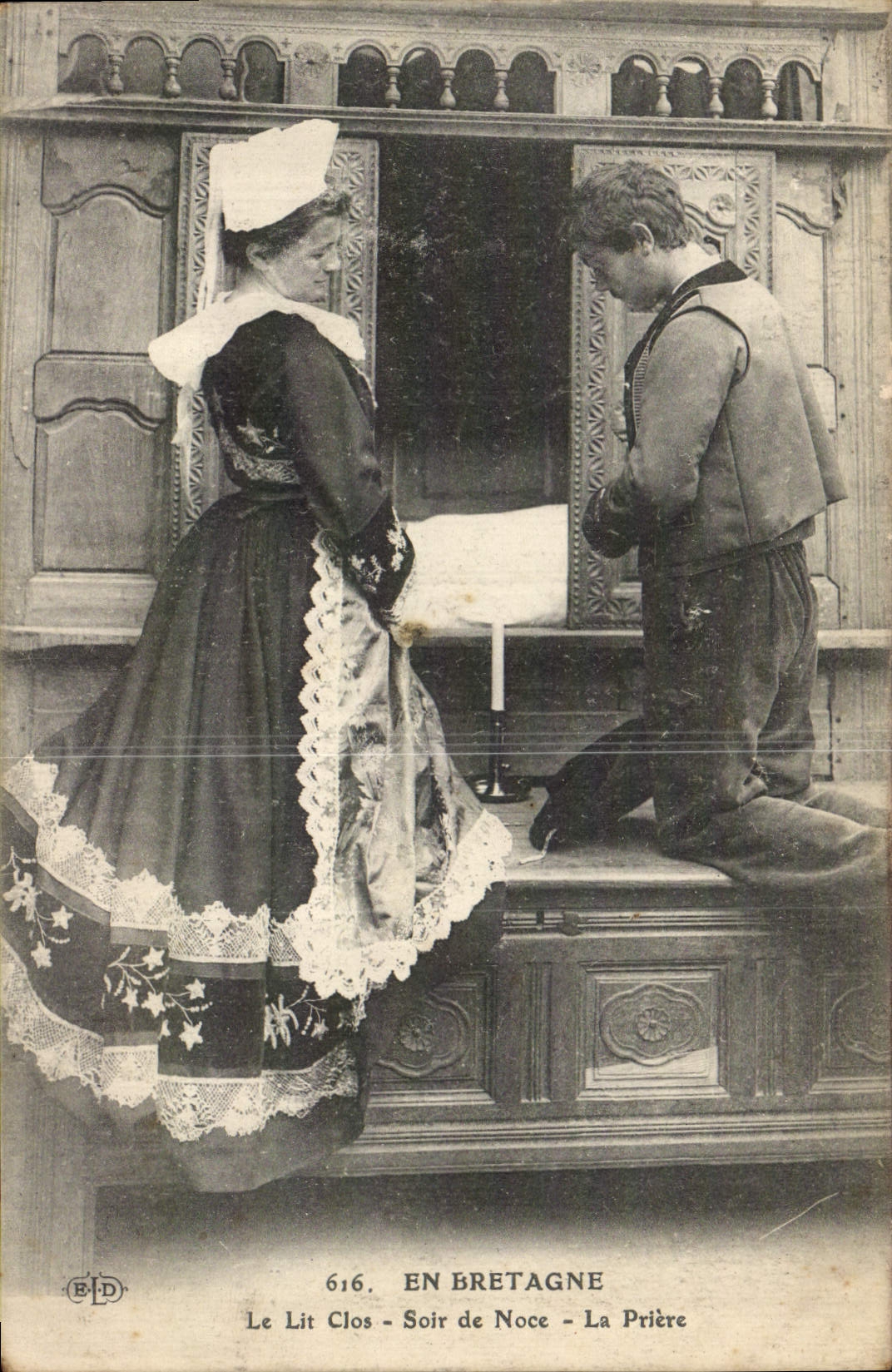 CPA Folklore Lits Clots Soir de noce La priere Mariage 