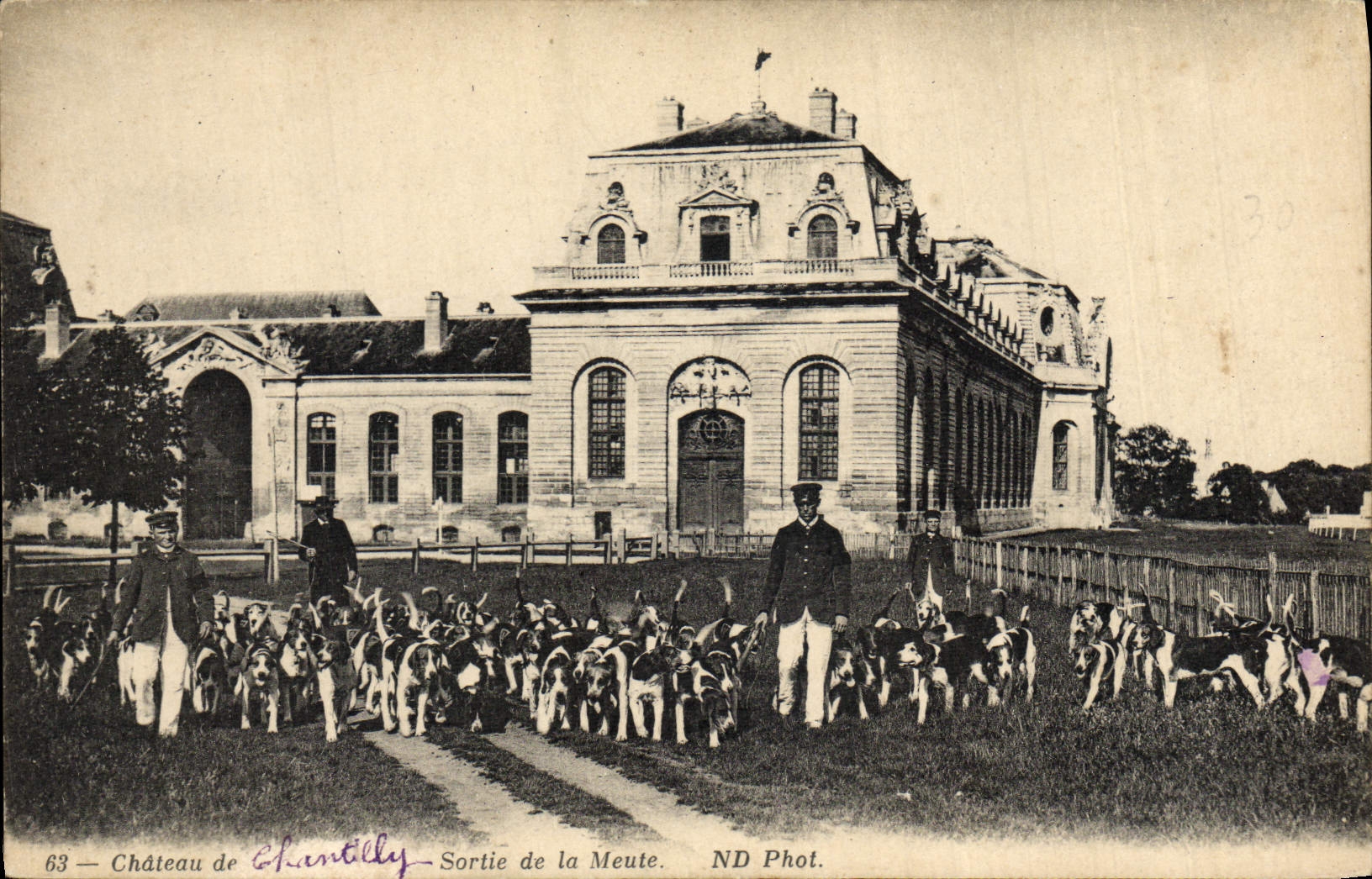 Château de Chantilly — Sortie de la Meute — ND Phot.
